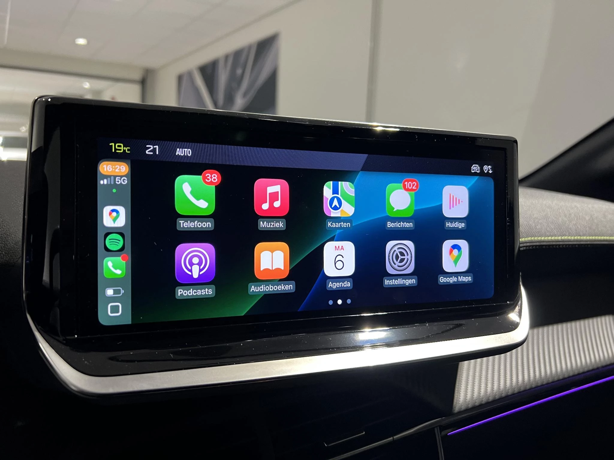 Peugeot-e-208-image-10