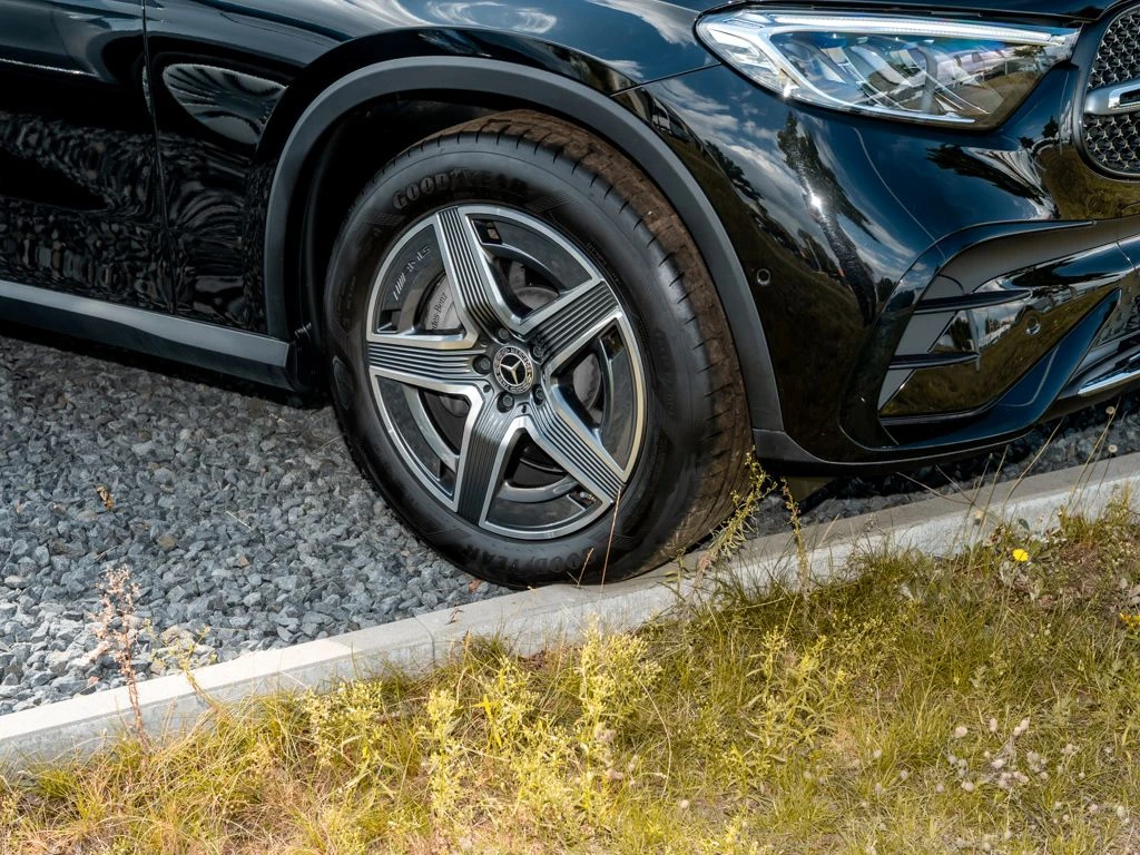 Mercedes-Benz-GLC 300 d-image-6