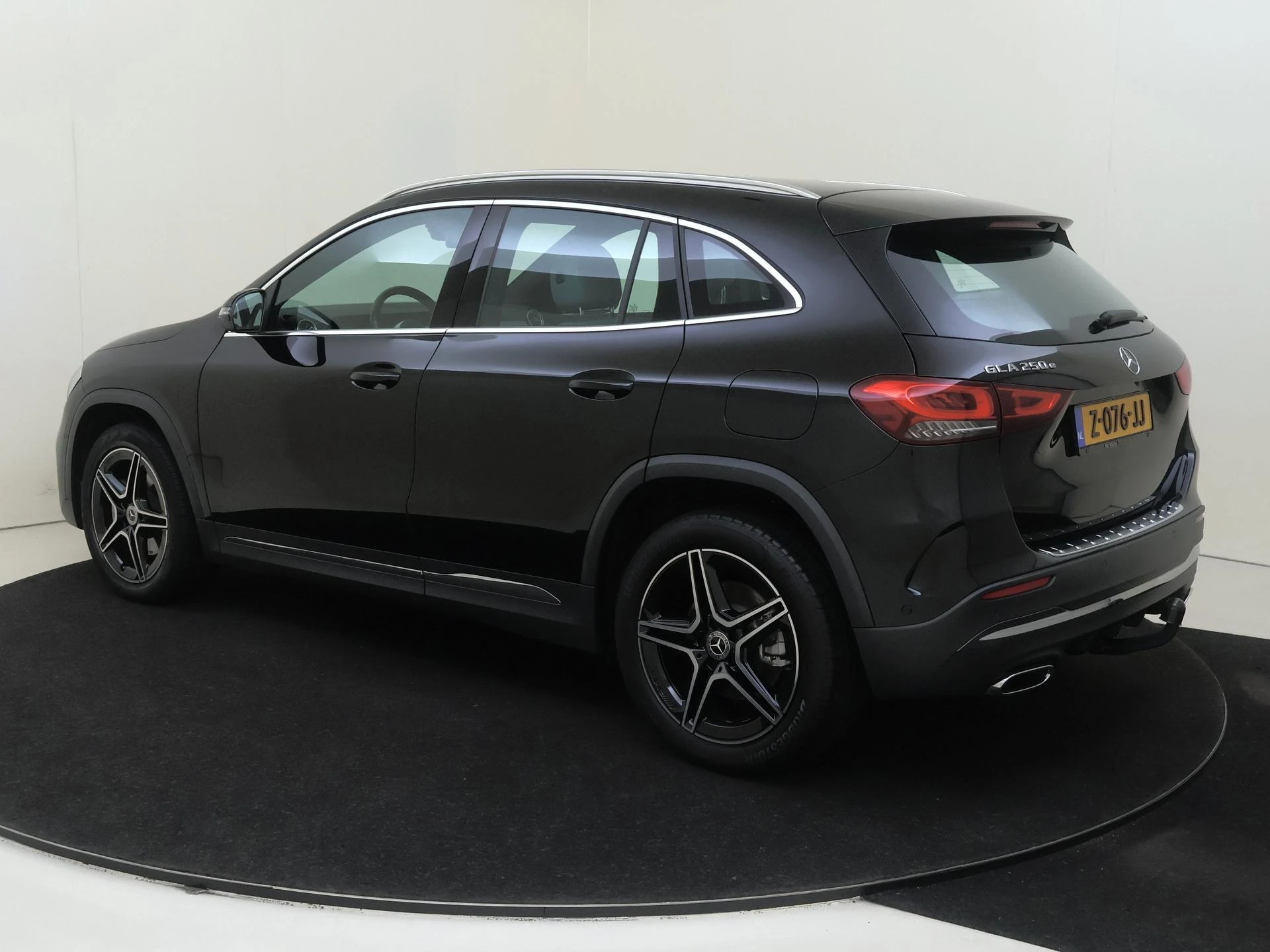 Mercedes-Benz-GLA-image-2