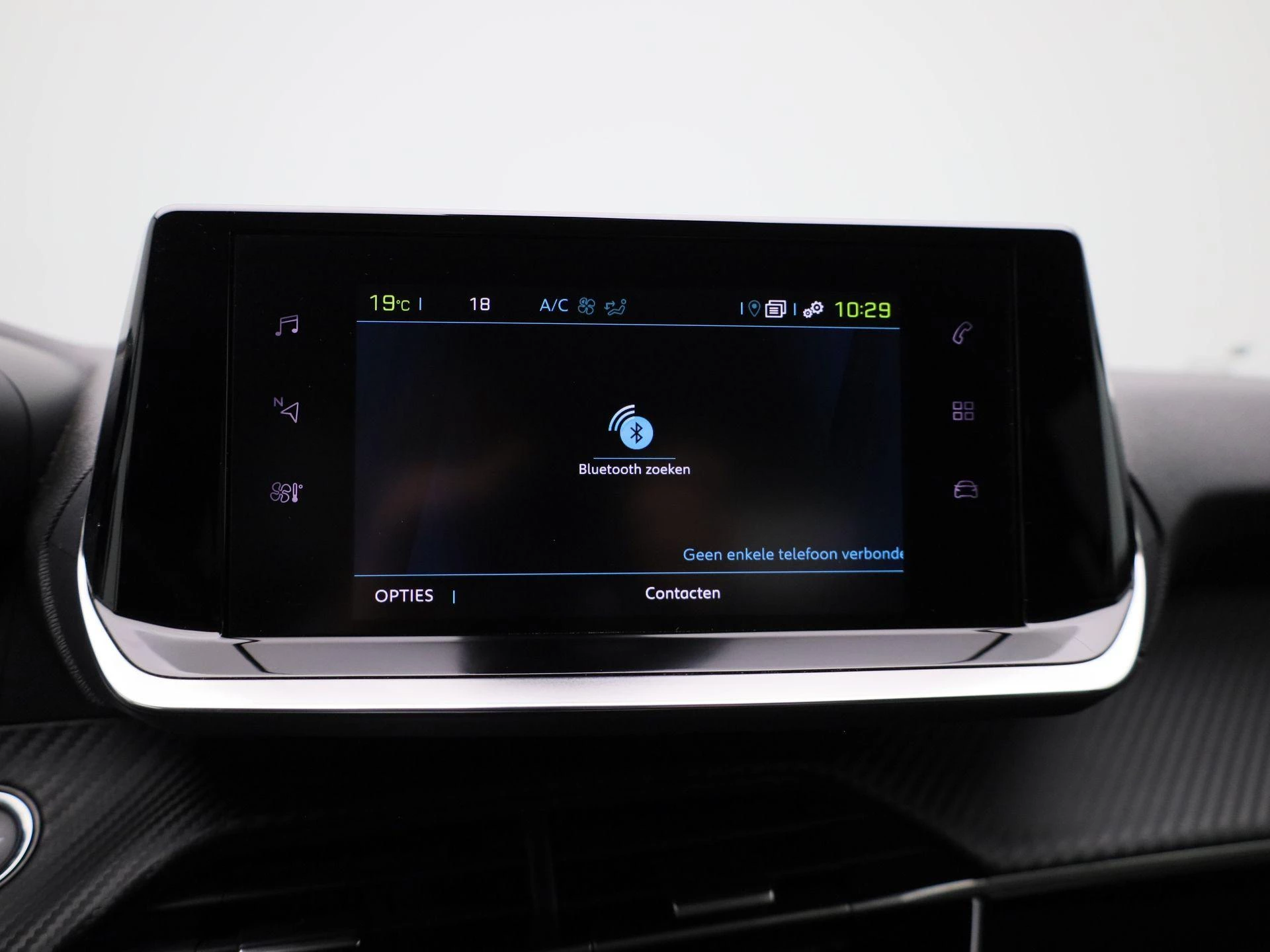 Peugeot-e-208-image-19