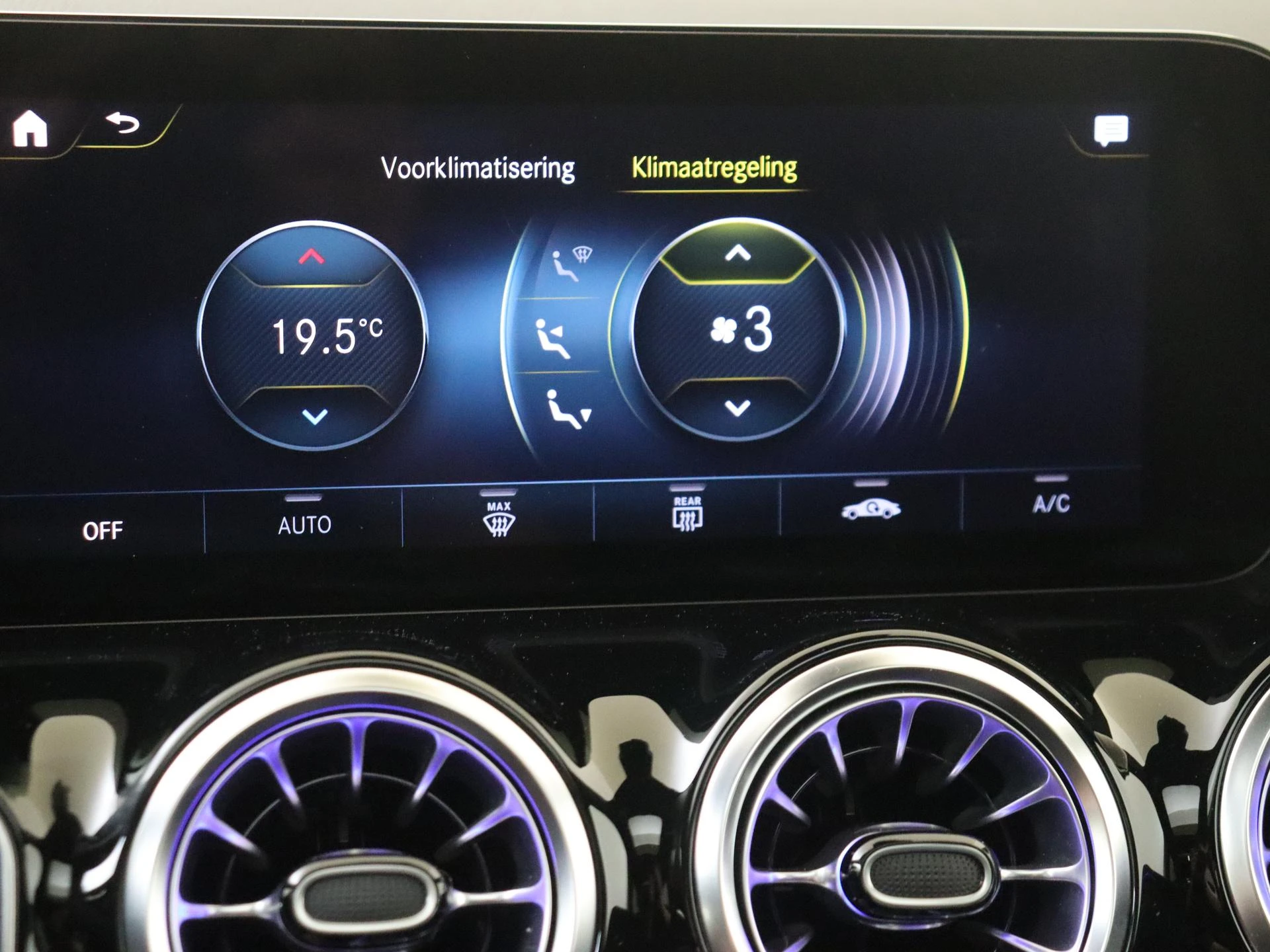 Mercedes-Benz-GLA-image-17