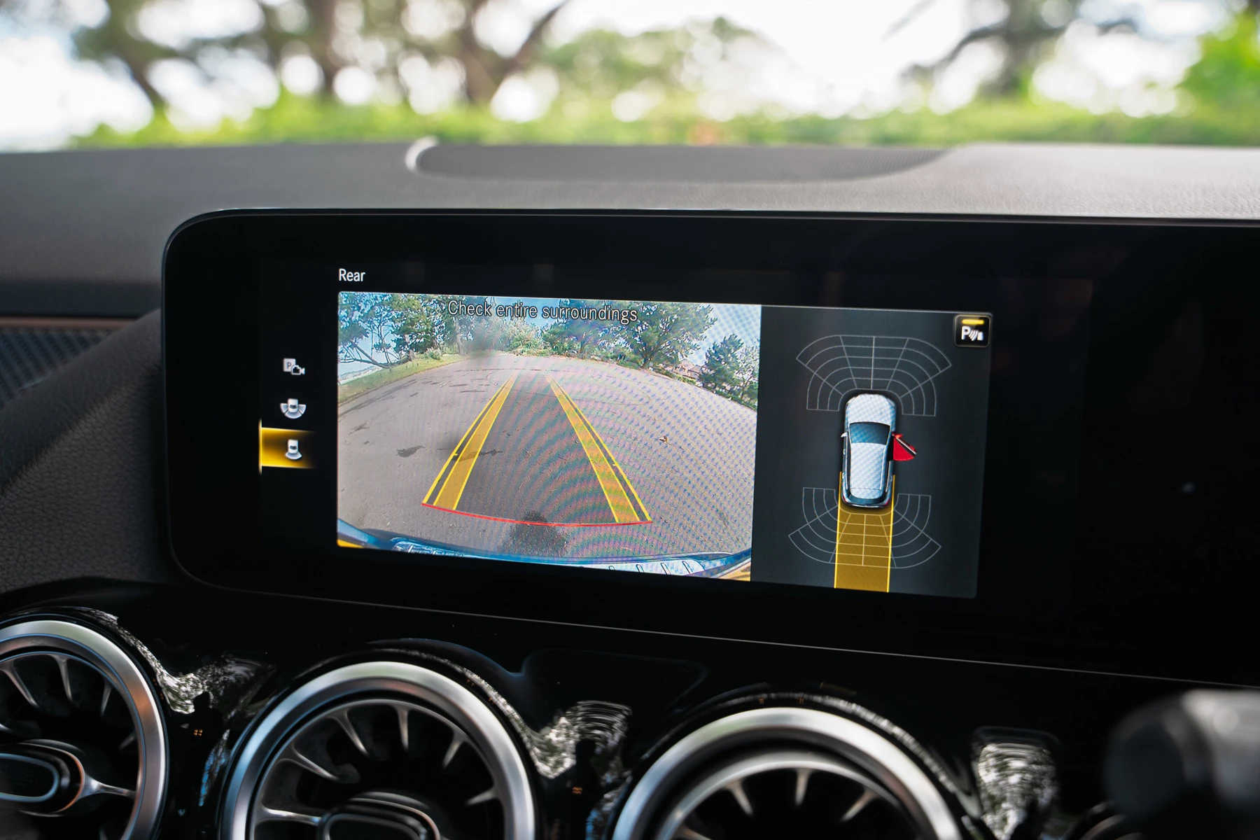 Mercedes-Benz-GLA-image-34