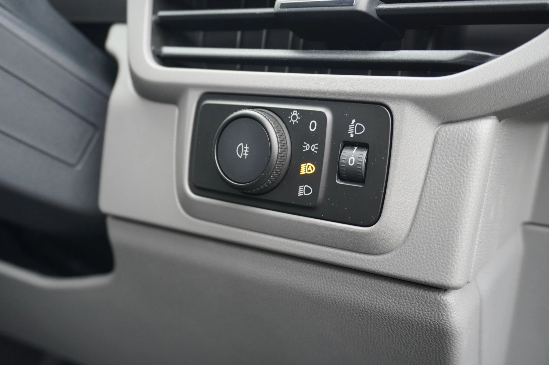 Volkswagen-Transporter-image-23