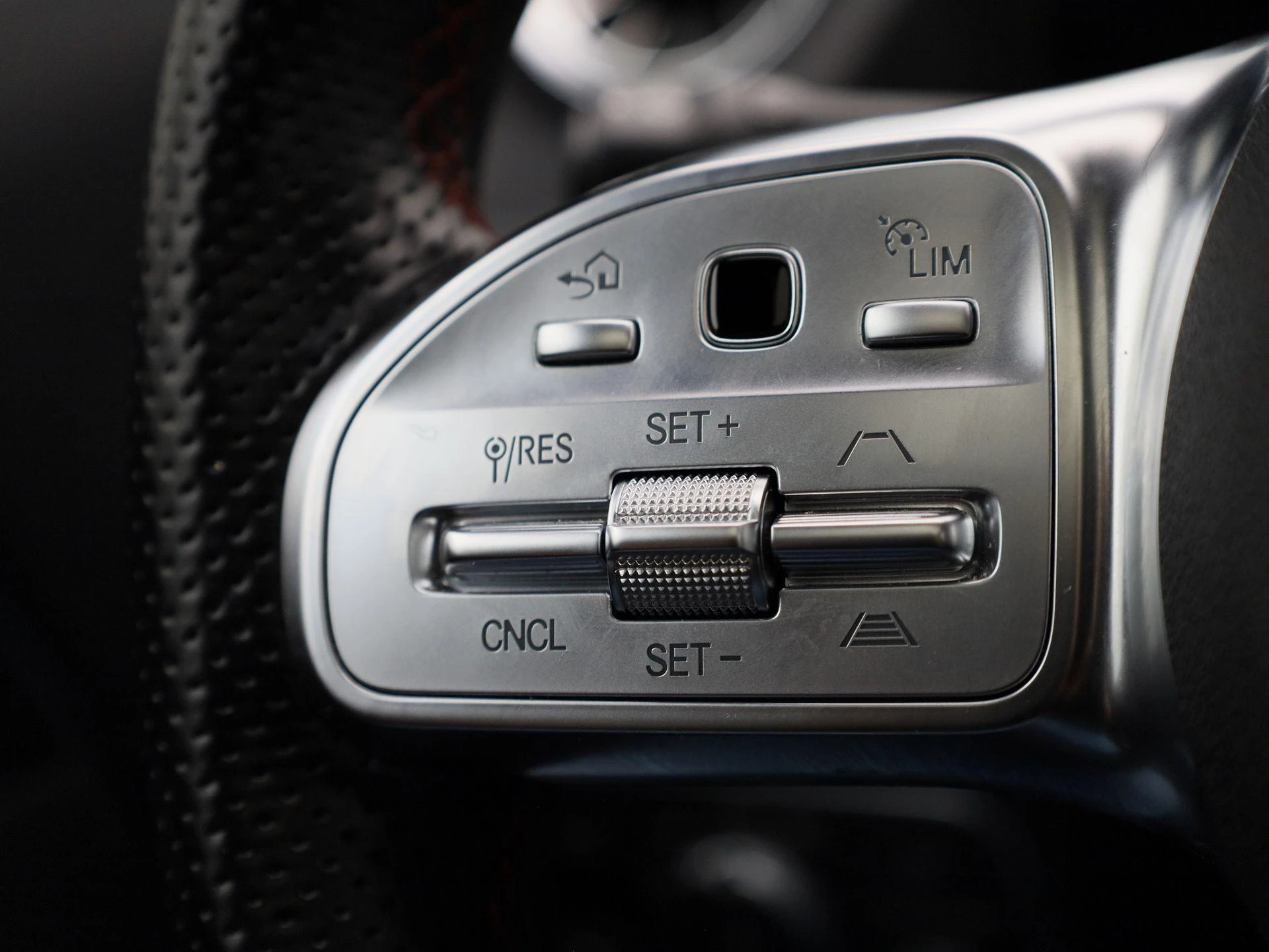 Mercedes-Benz-GLA-image-18