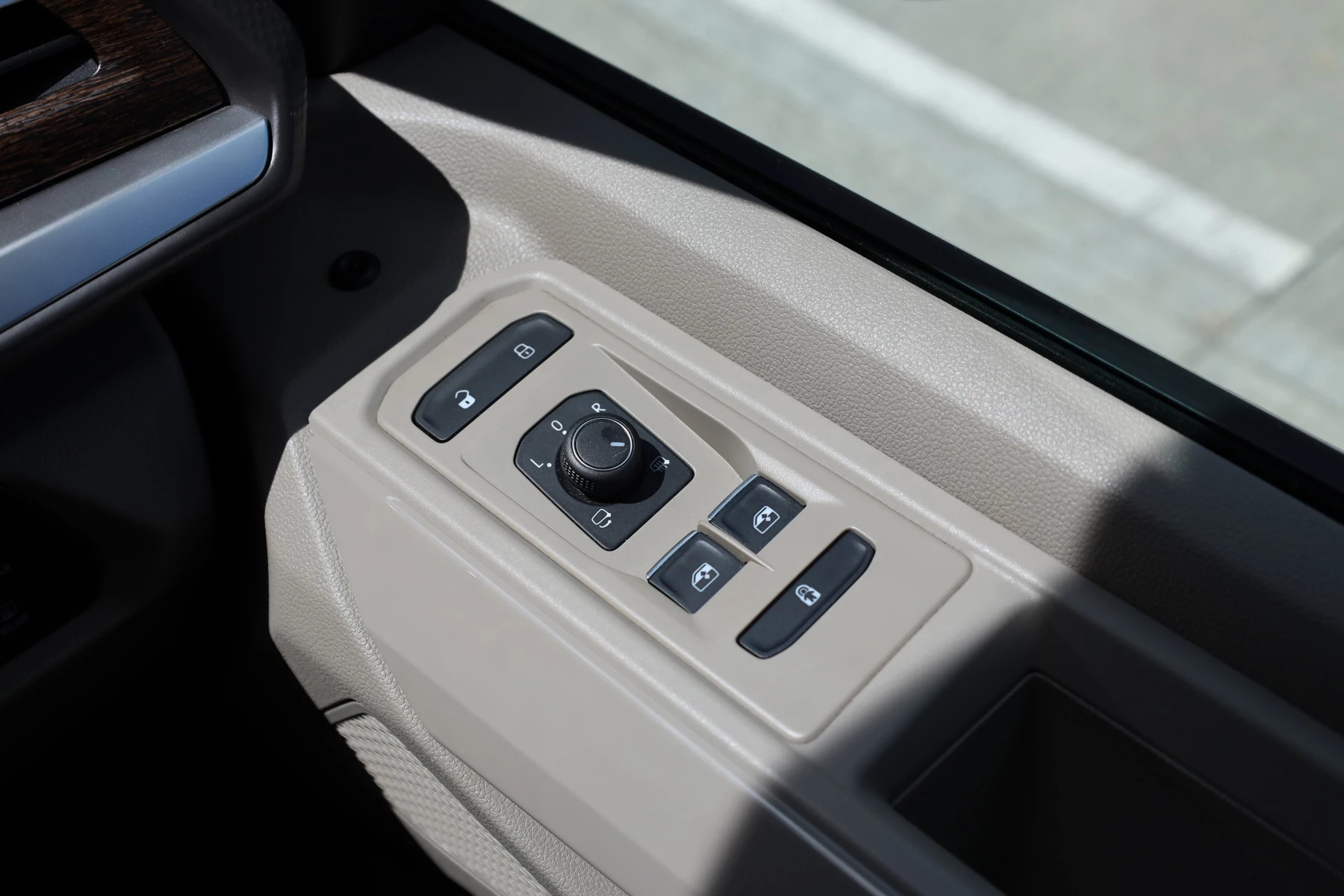 Volkswagen-Multivan-image-22