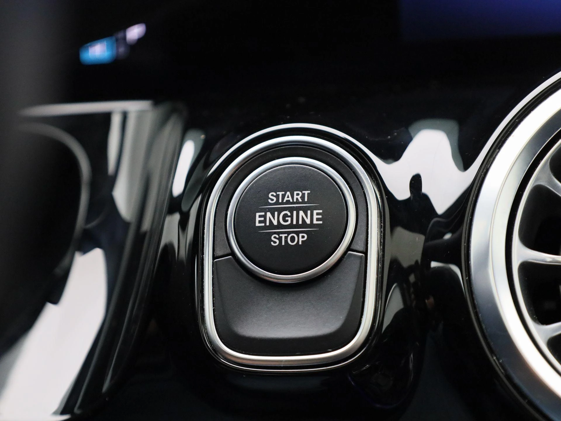 Mercedes-Benz-GLA-image-21
