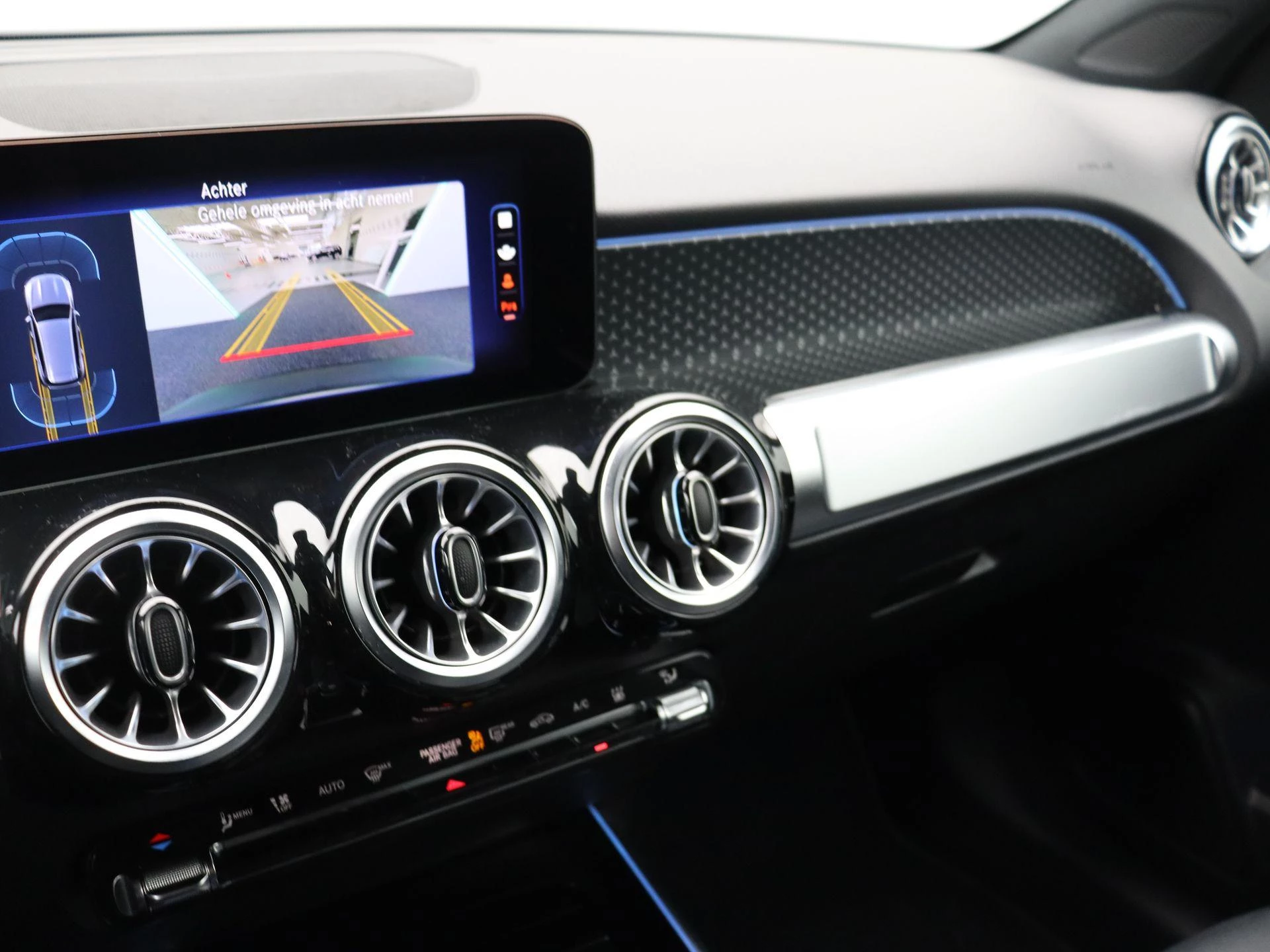 Mercedes-Benz-EQB-image-10