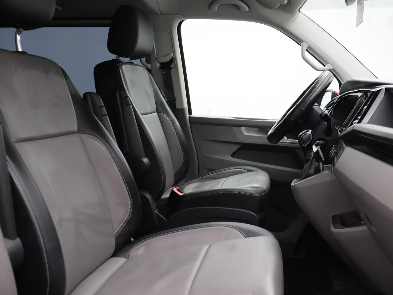 Volkswagen-Transporter-image-10