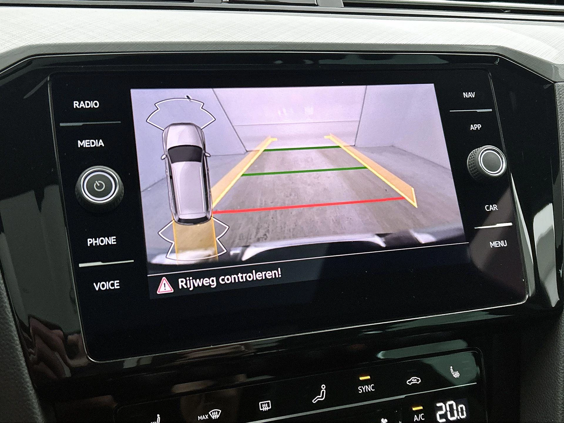 Volkswagen-Passat-image-25