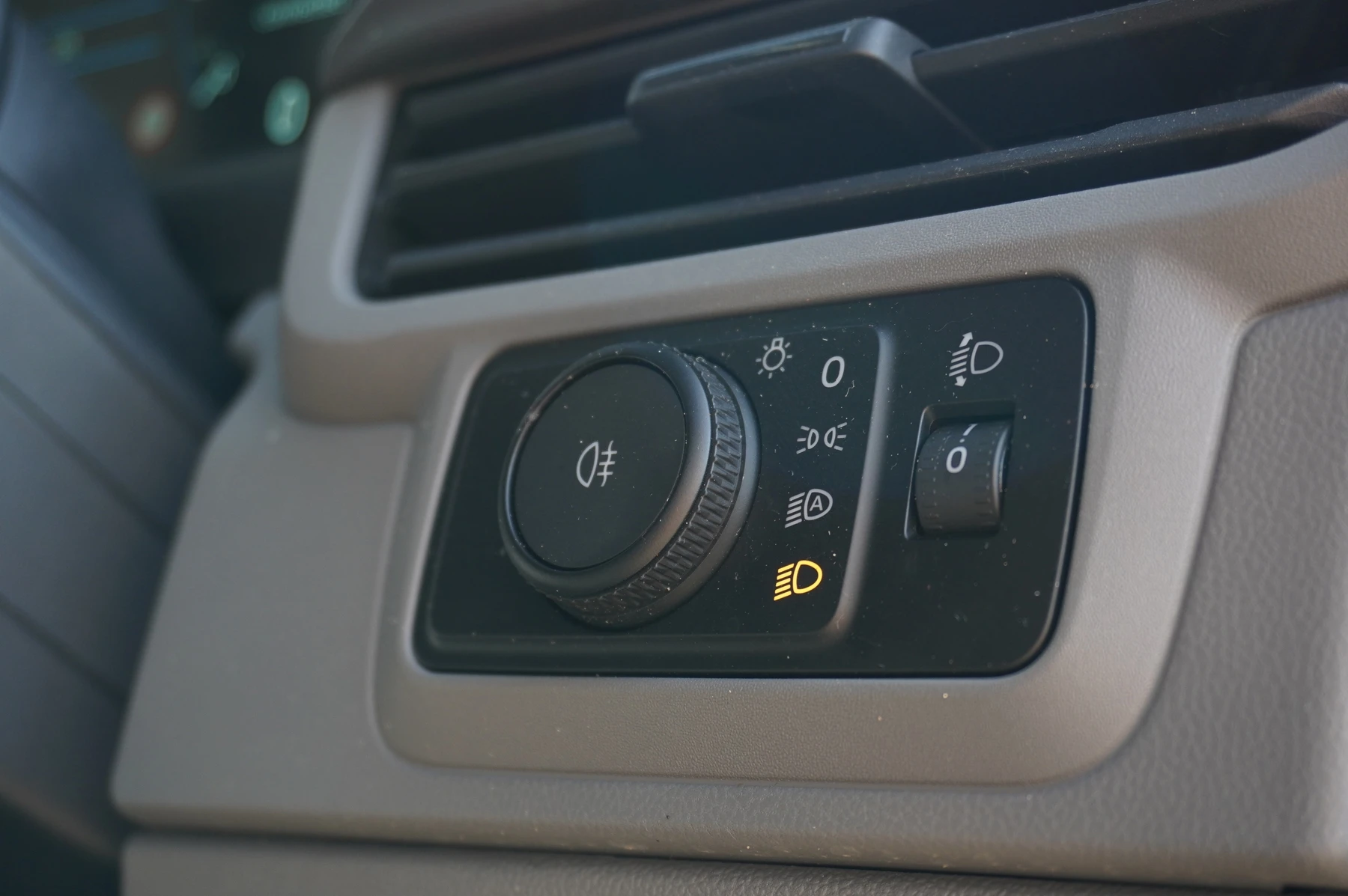 Volkswagen-Transporter-image-45