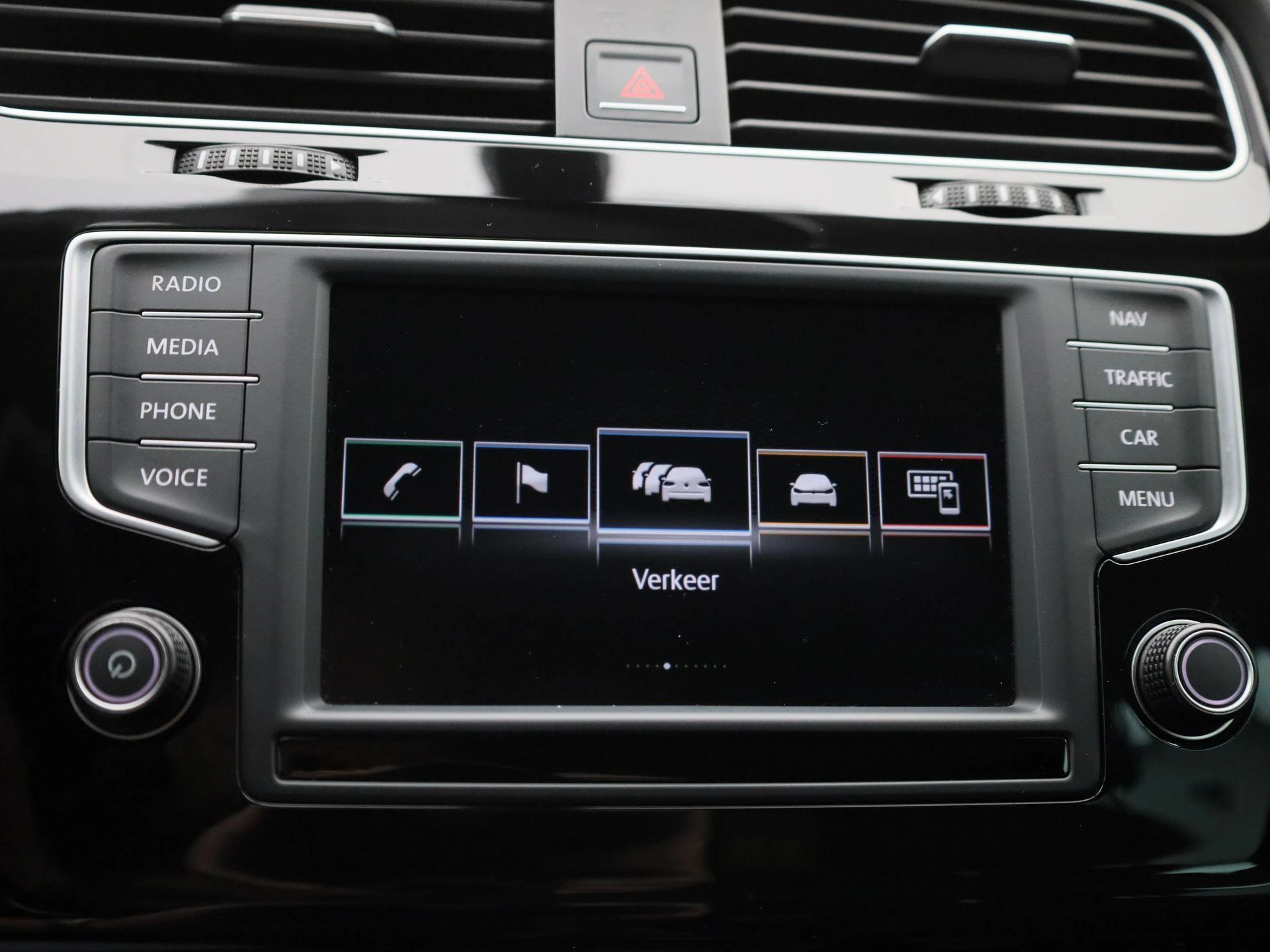 Volkswagen-Golf-image-23