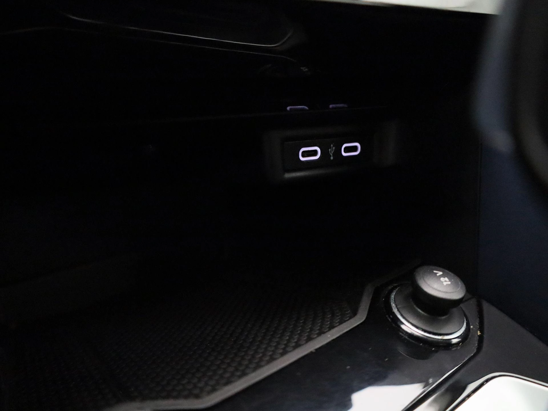 Volkswagen-T-Roc-image-24