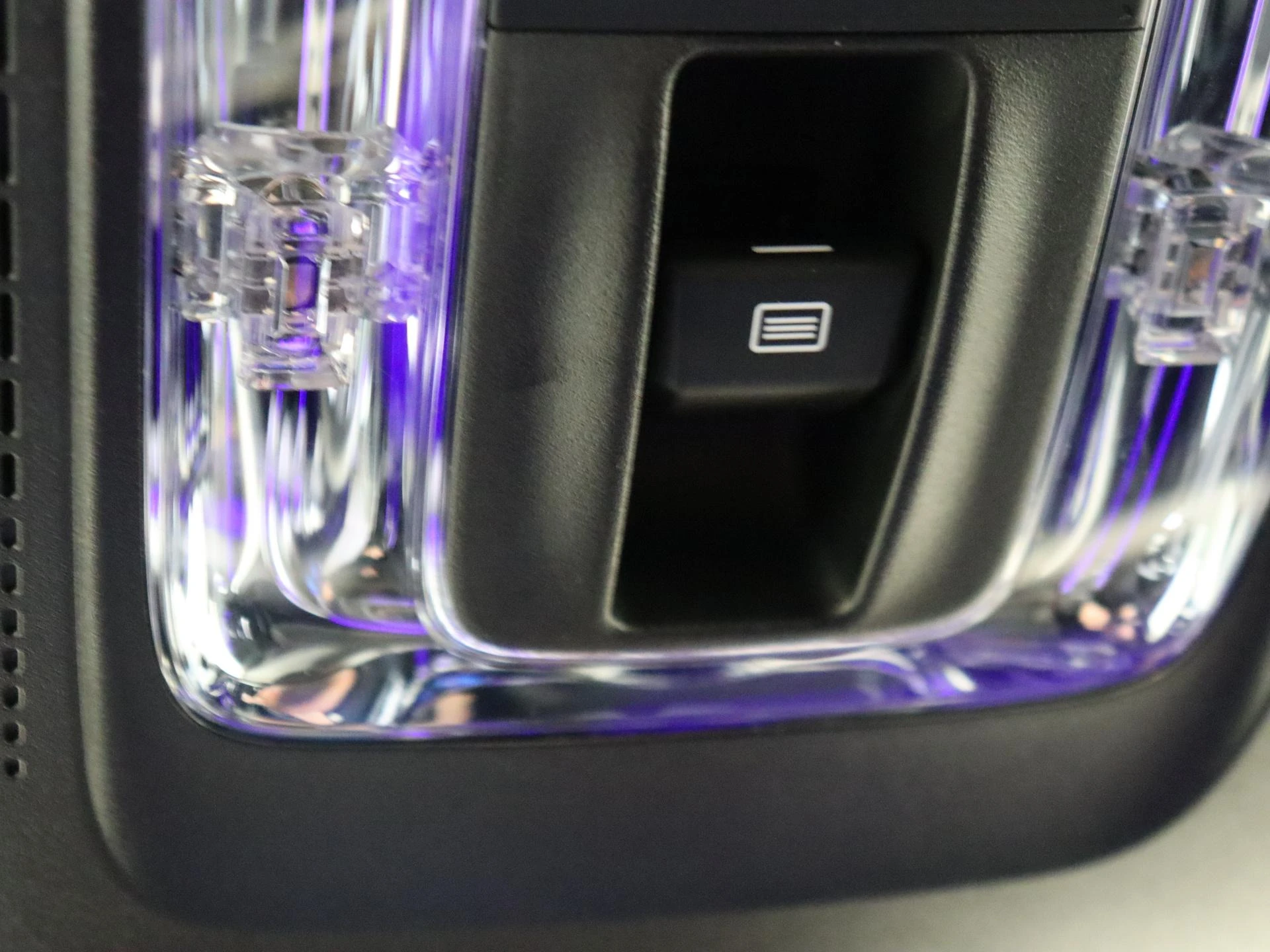 Mercedes-Benz-EQB-image-22