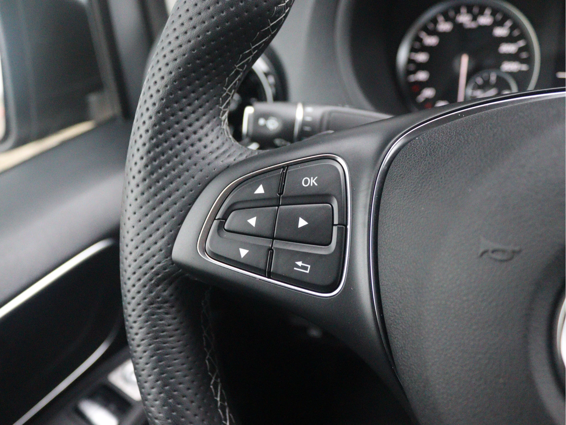 Mercedes-Benz-Vito-image-7