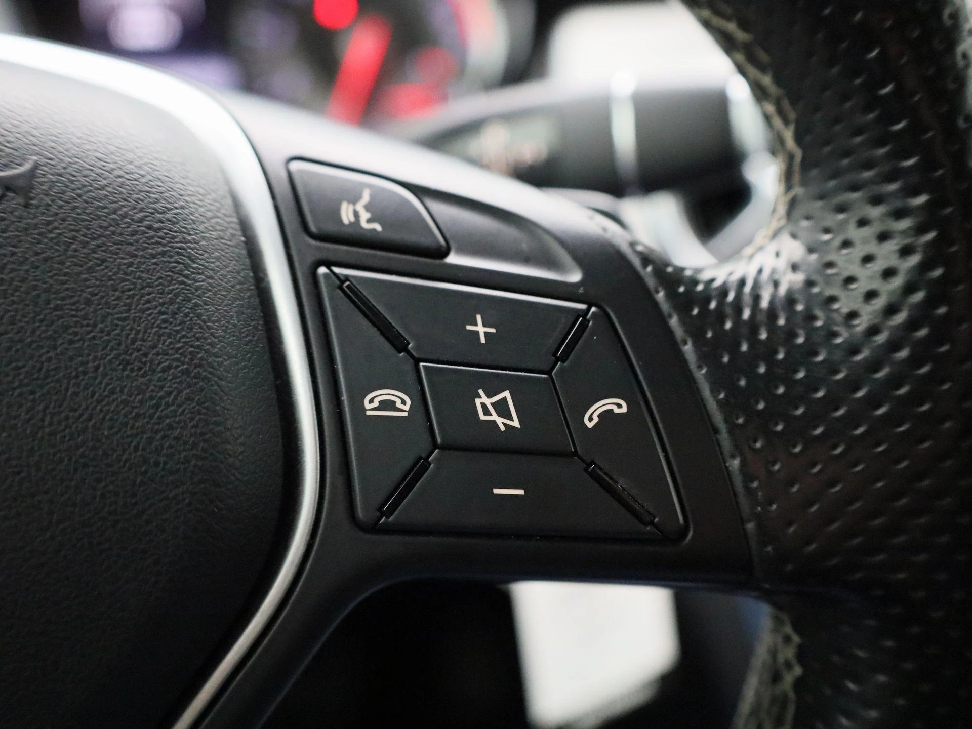 Mercedes-Benz-GLA-image-14