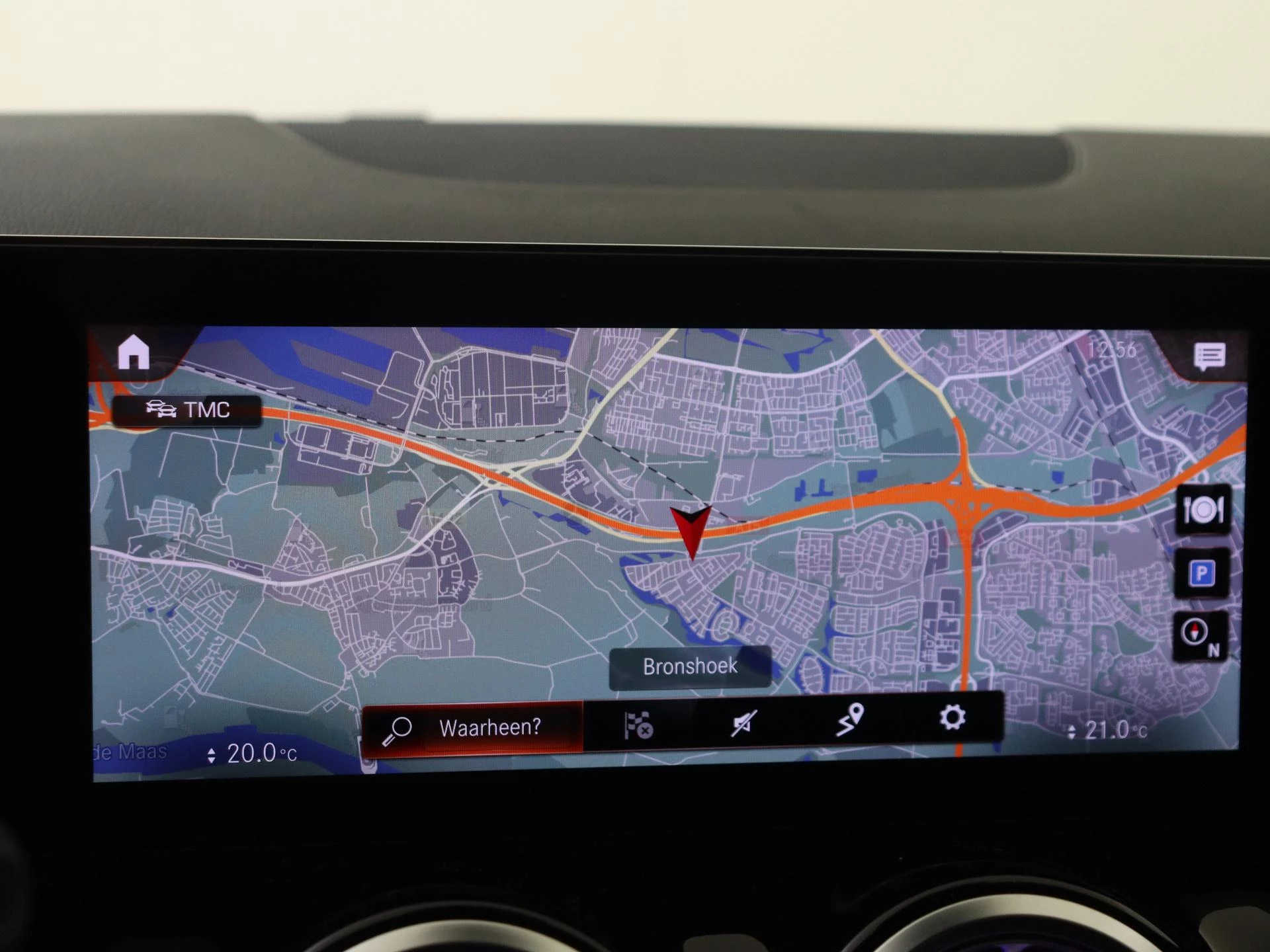 Mercedes-Benz-GLA-image-15