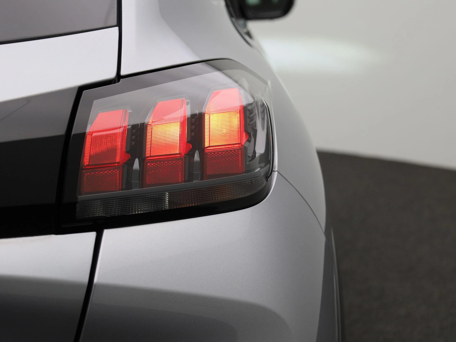 Peugeot-e-208-image-37