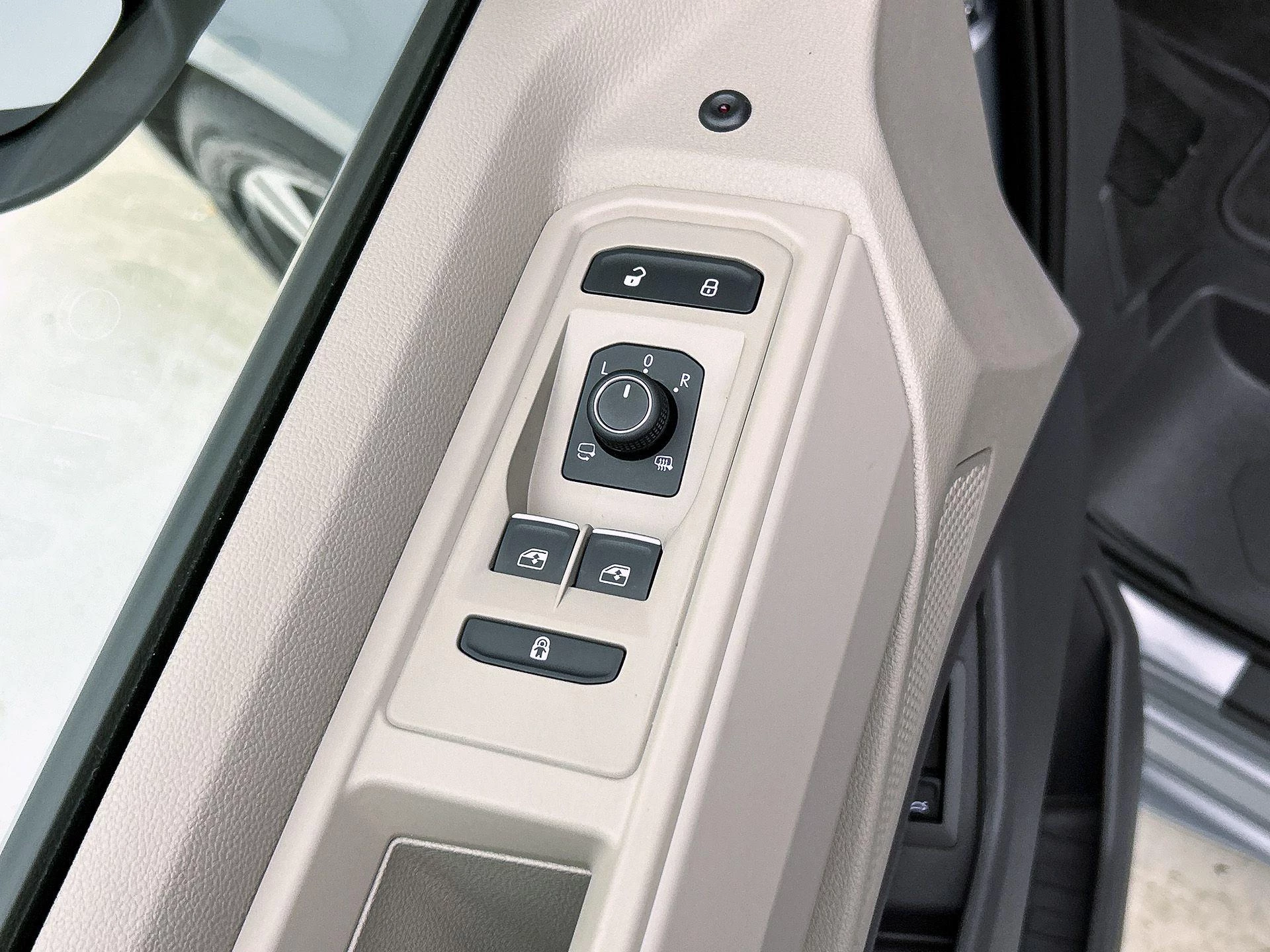 Volkswagen-Multivan-image-29