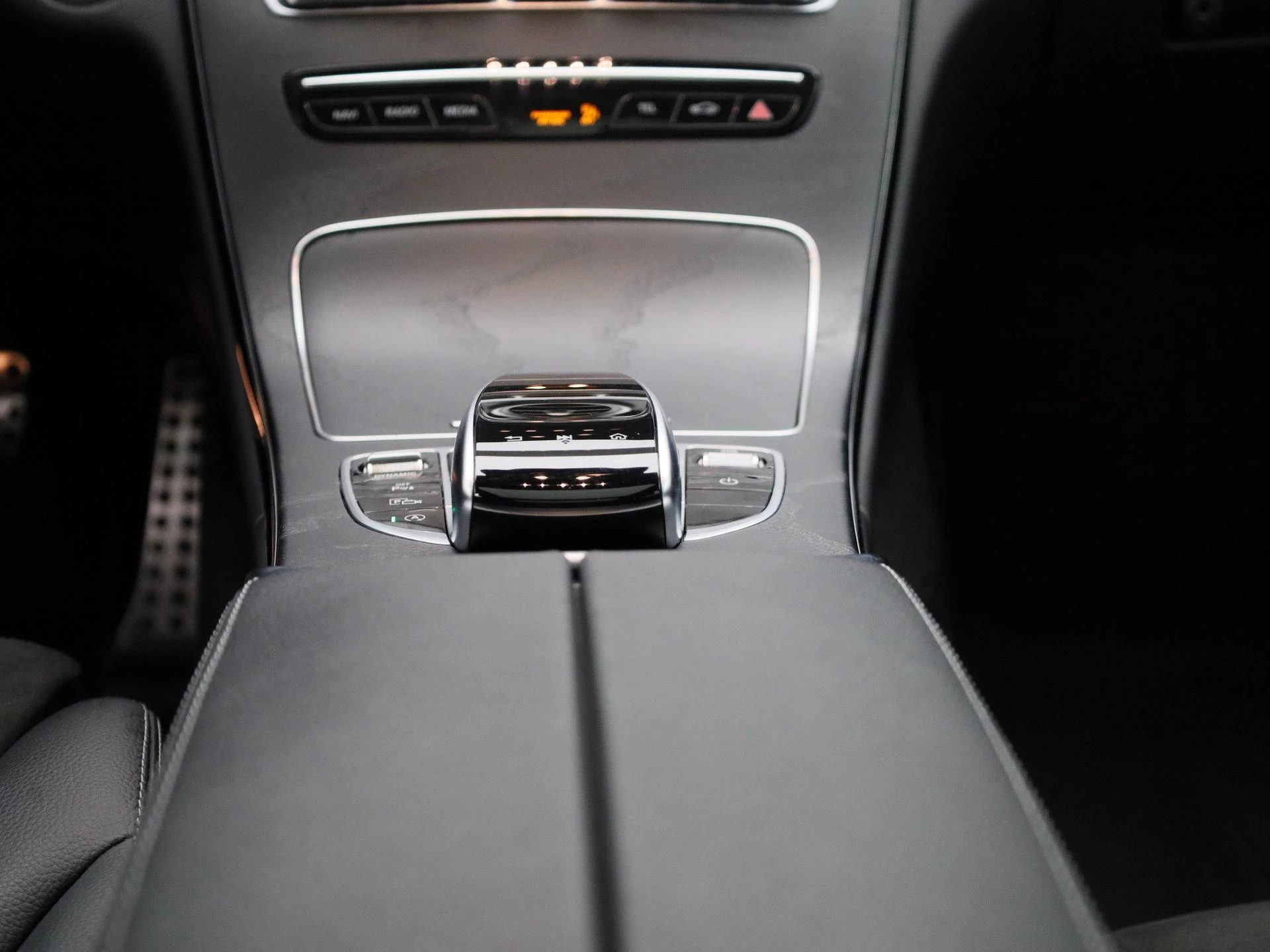 Mercedes-Benz-C-Klasse-image-8