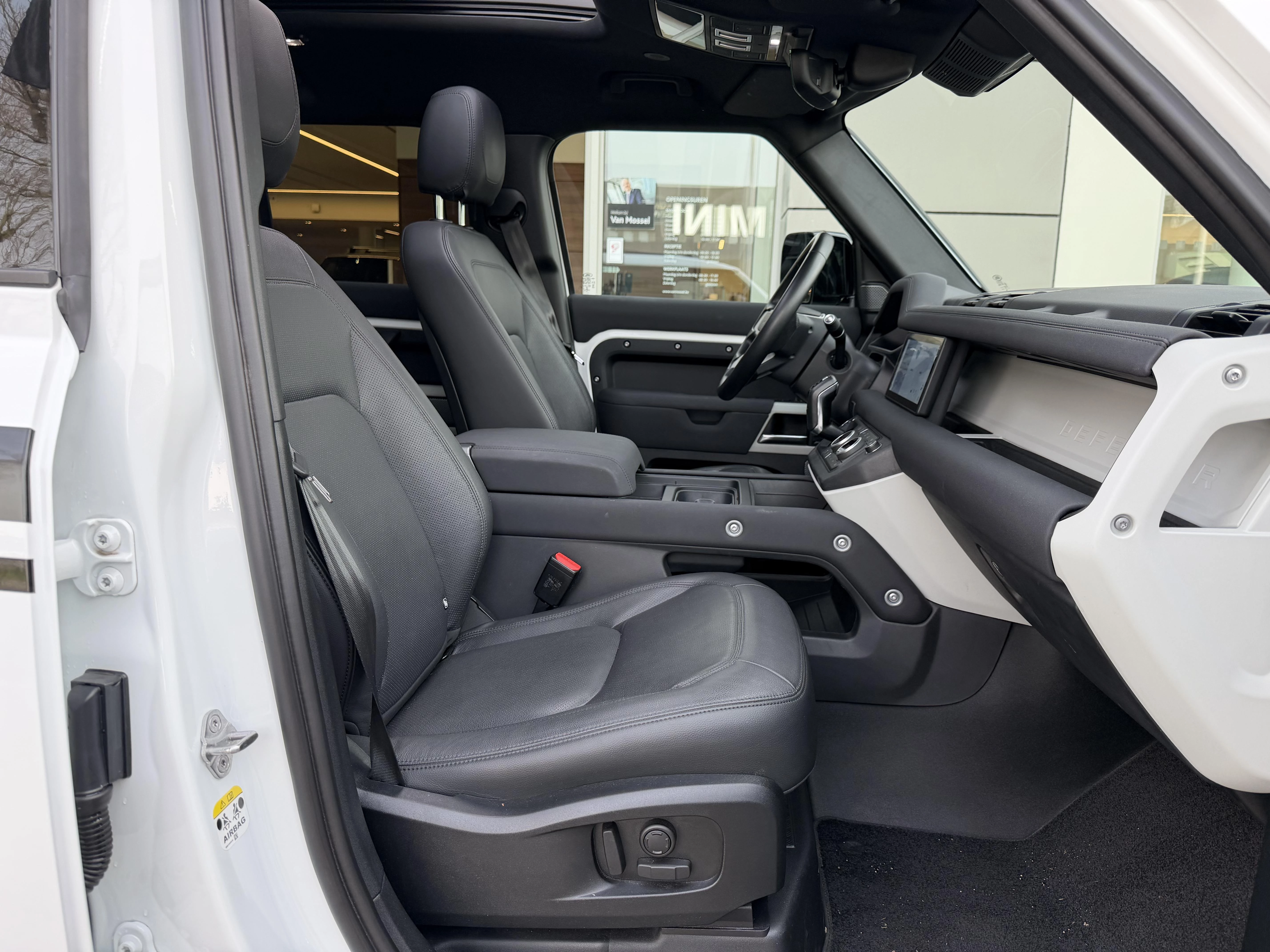 Land Rover Defender 110 D250 SE AWD