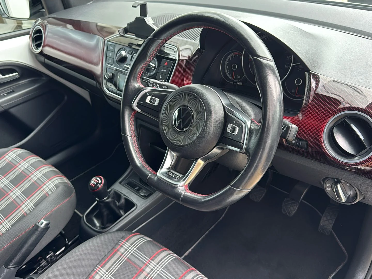 Volkswagen-up!-image-19