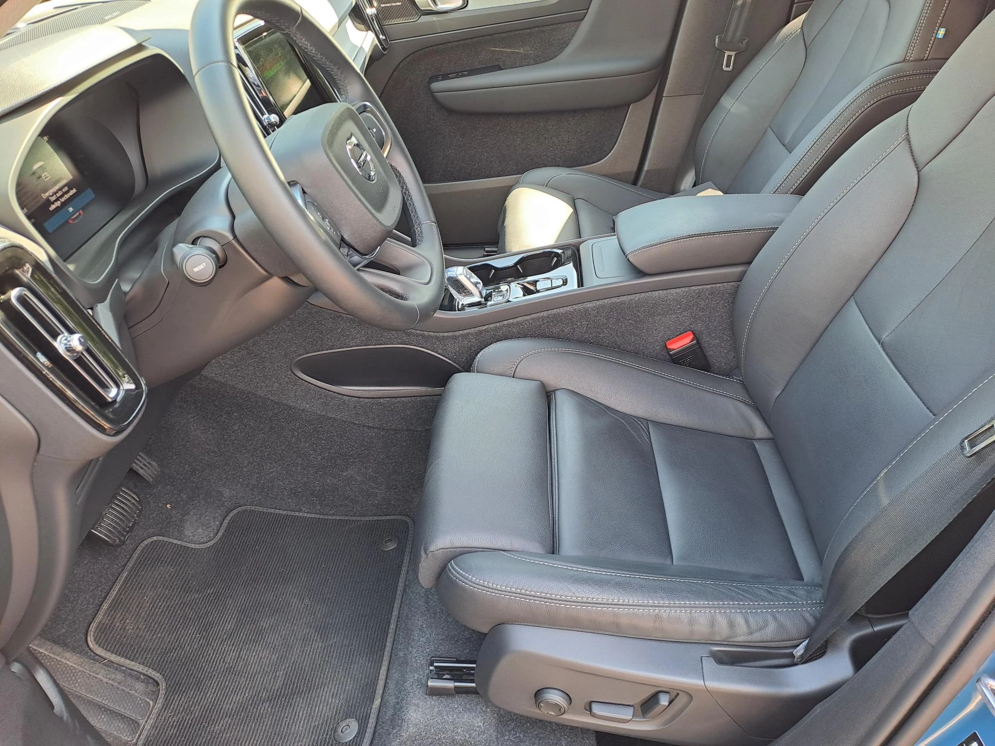 Volvo XC40 2.0 B4 Plus Dark