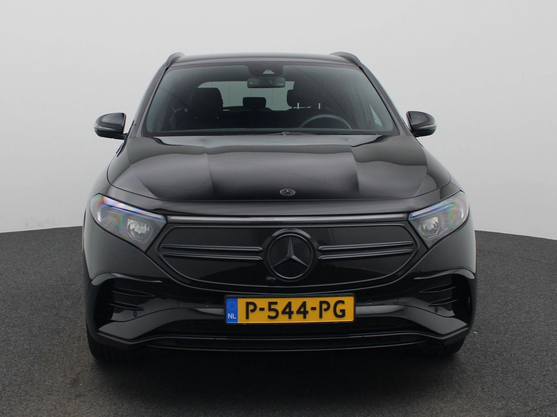 Mercedes-Benz-EQA-image-2