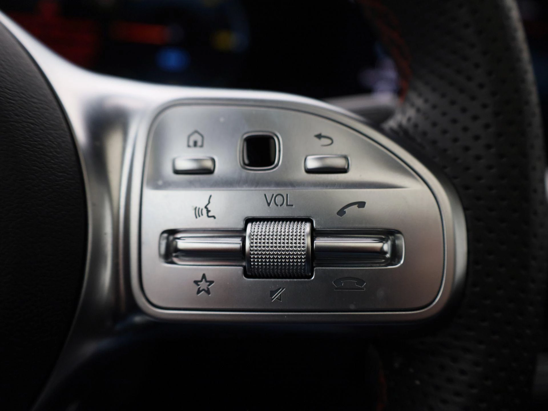 Mercedes-Benz-EQB-image-15