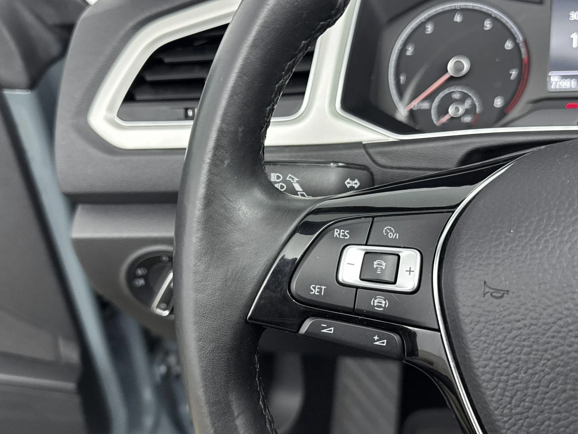 Volkswagen-T-Roc-image-5