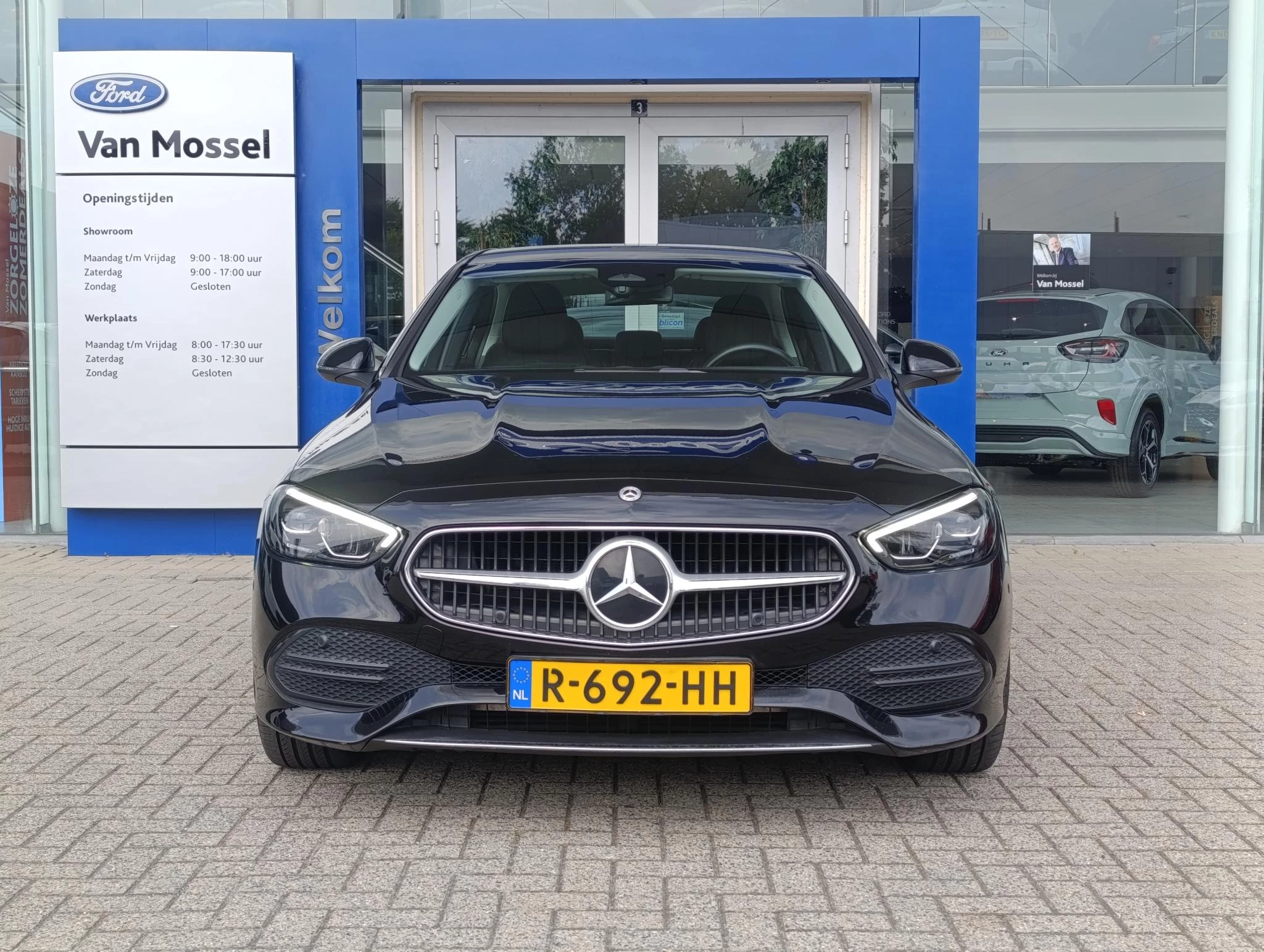 Mercedes-Benz-C-Klasse-image-3
