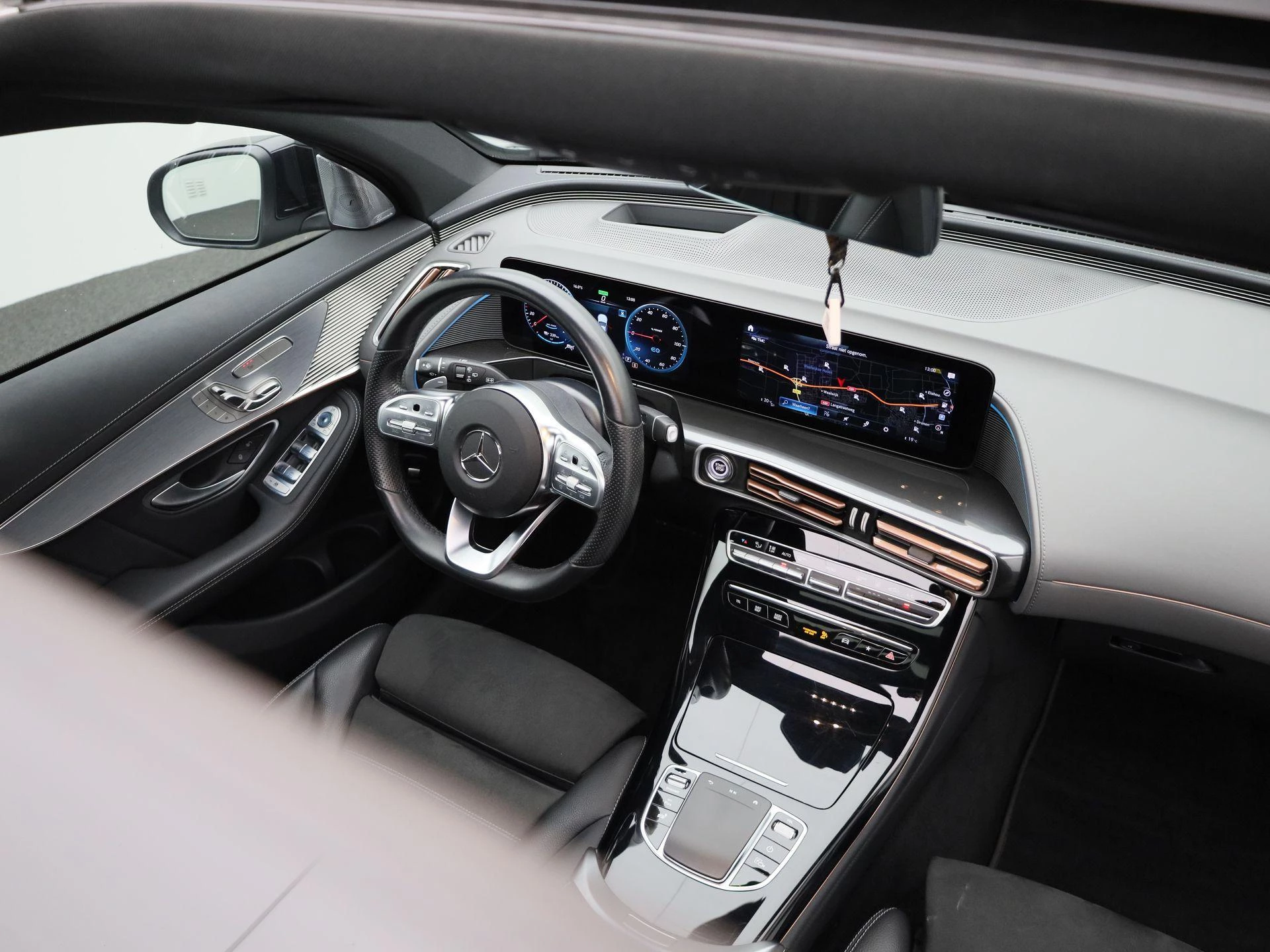 Mercedes-Benz-EQC-image-38