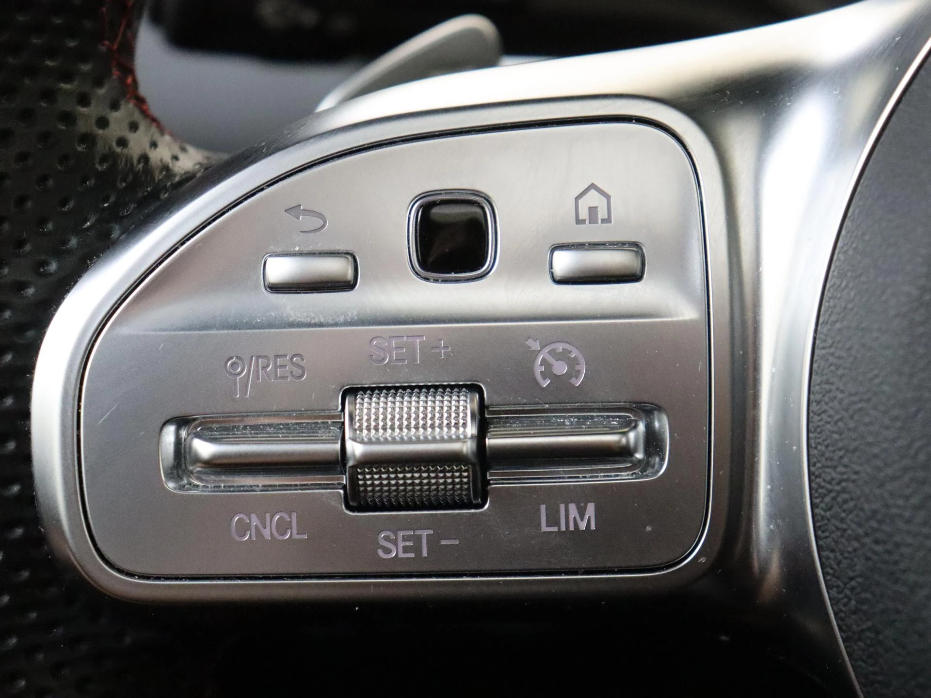 Mercedes-Benz-EQB-image-12