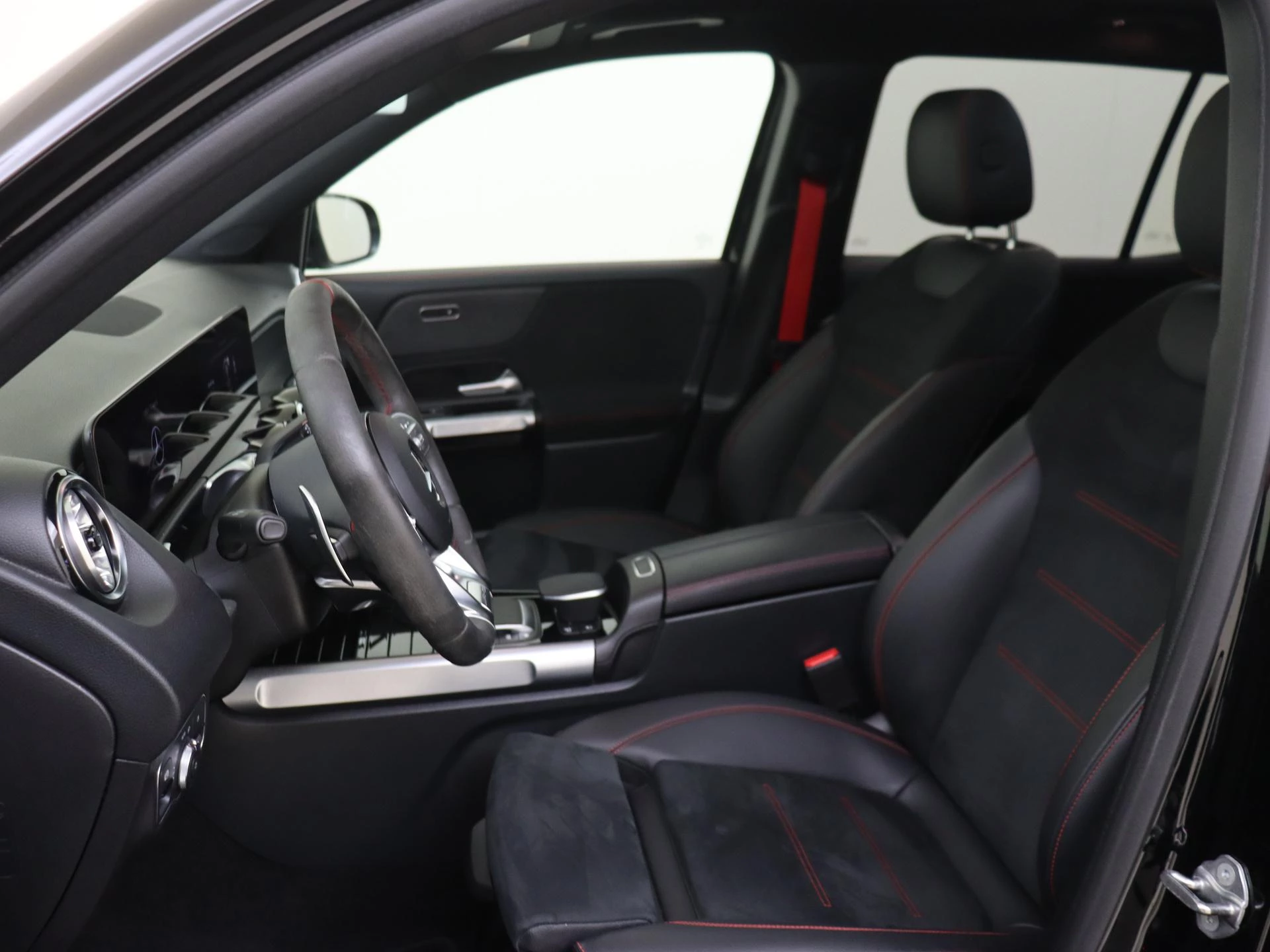 Mercedes-Benz-GLB-image-16