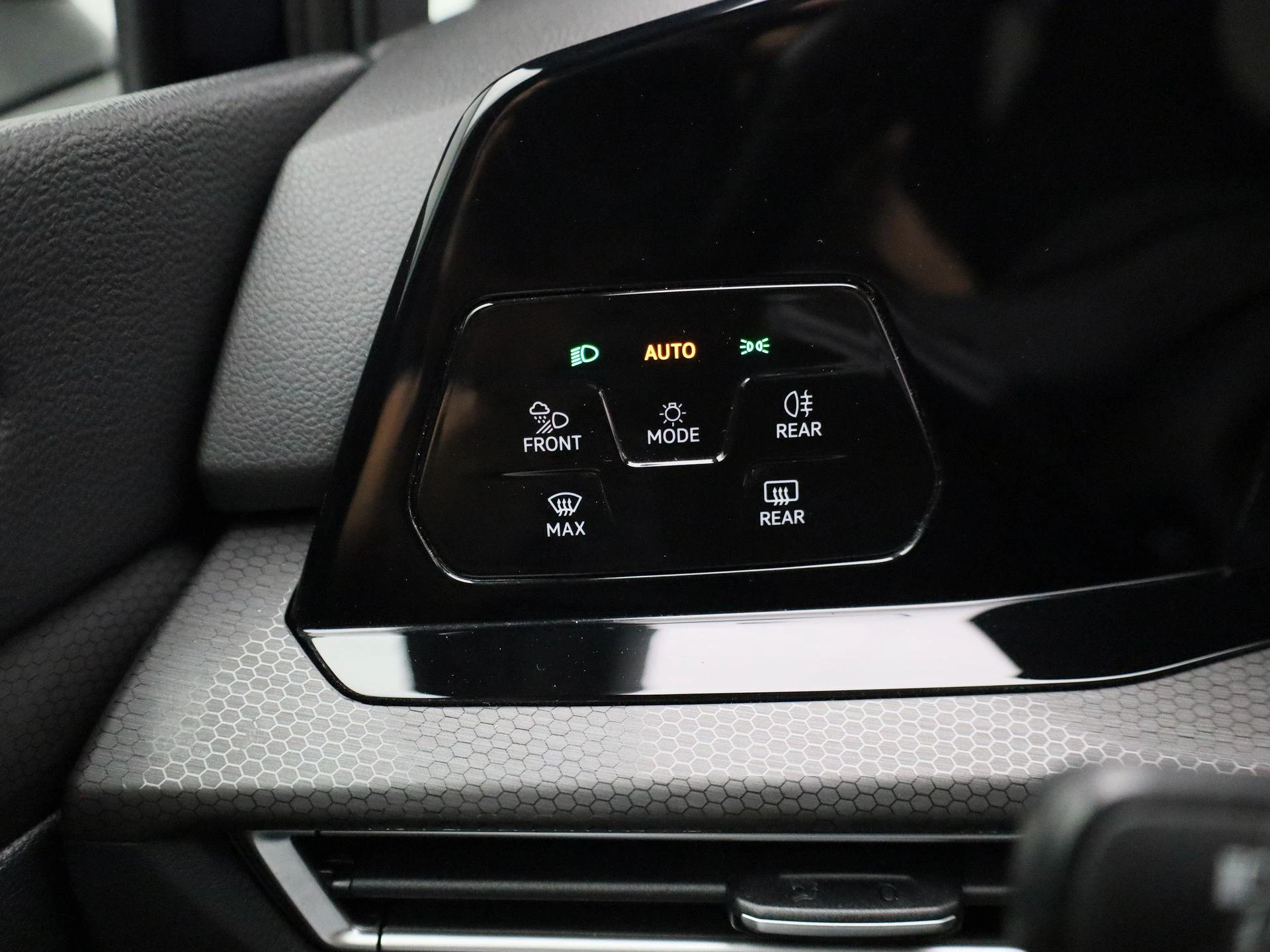 Volkswagen-Golf-image-22
