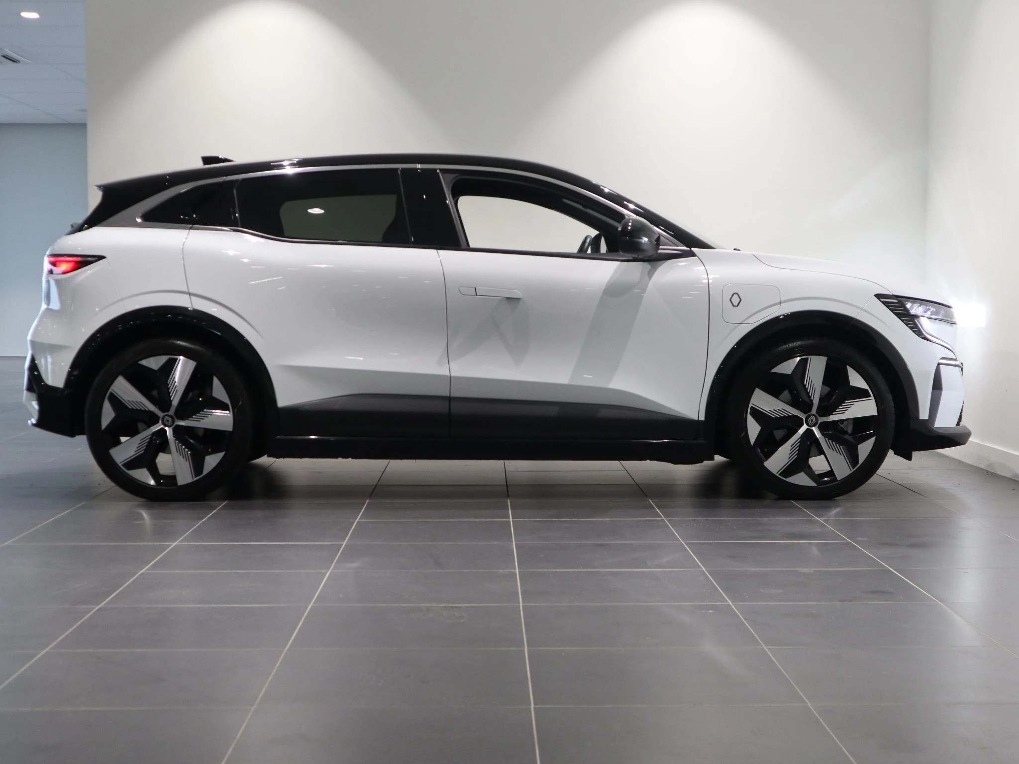 Renault-Megane E-Tech-image-5