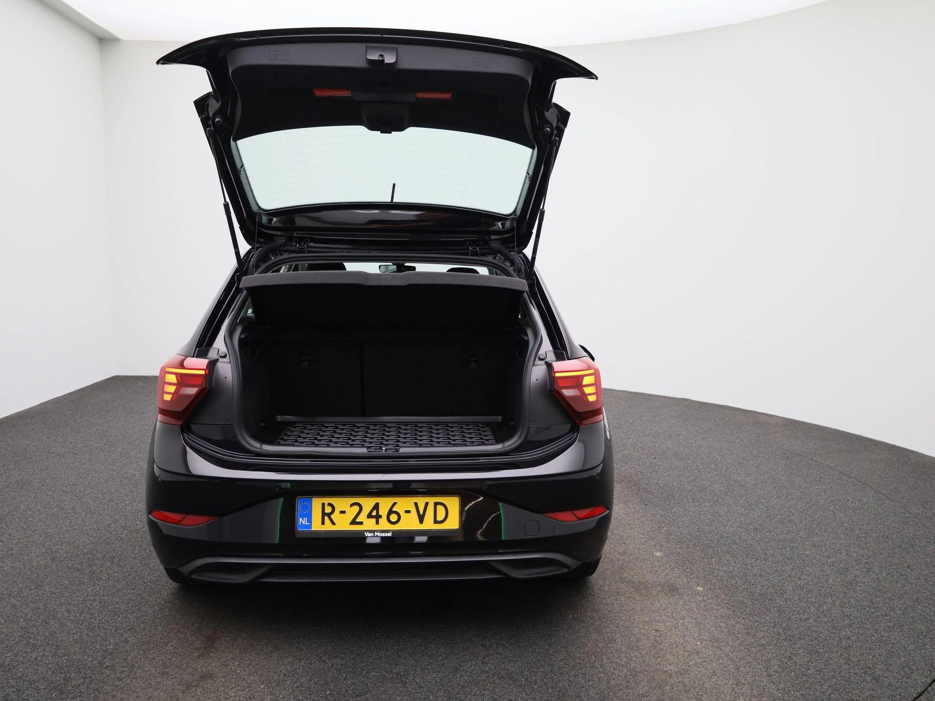 Volkswagen-Polo-image-11