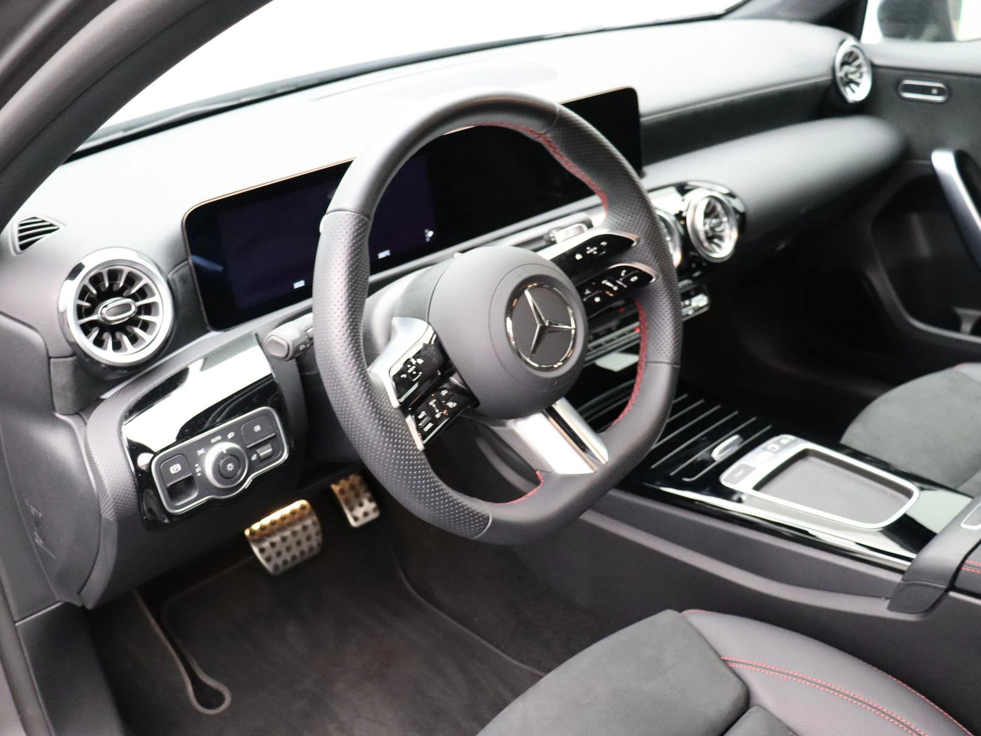 Mercedes-Benz A-Klasse 200 AMG Line + ADVANCED SOUND SYSTEM + NIGHTPAKKET + CAMERA +