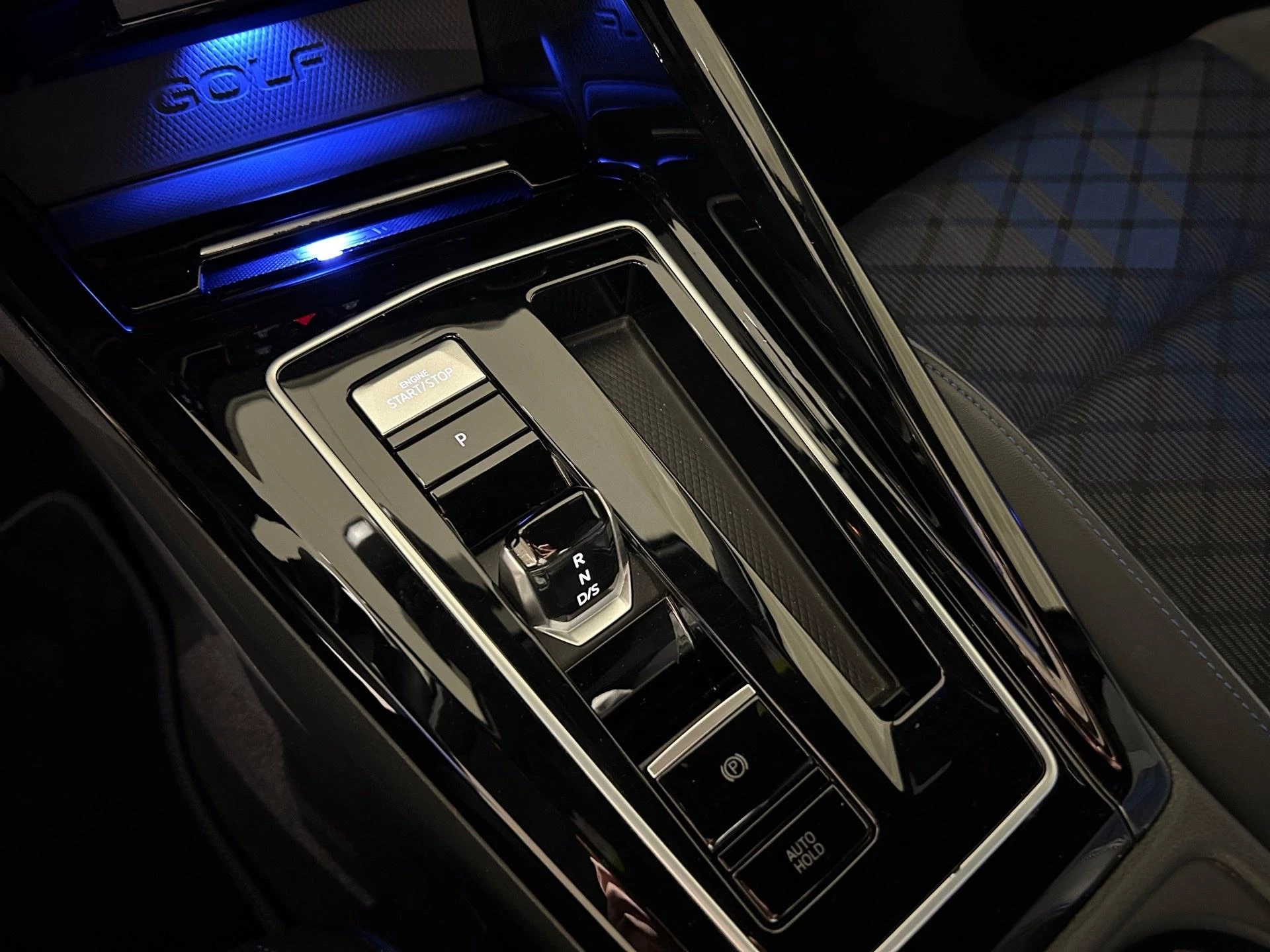 Volkswagen-Golf-image-9