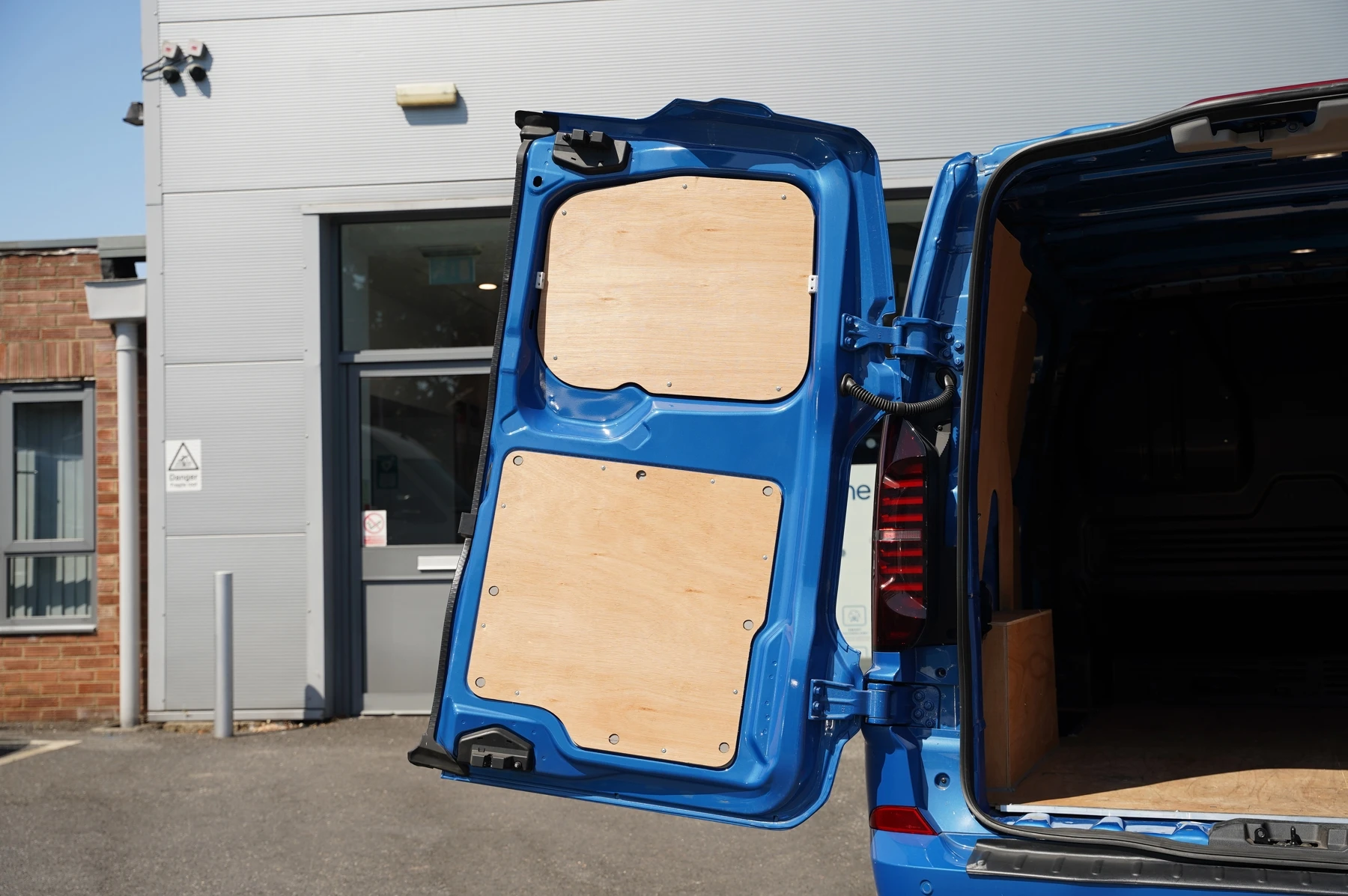 Volkswagen-Transporter-image-30