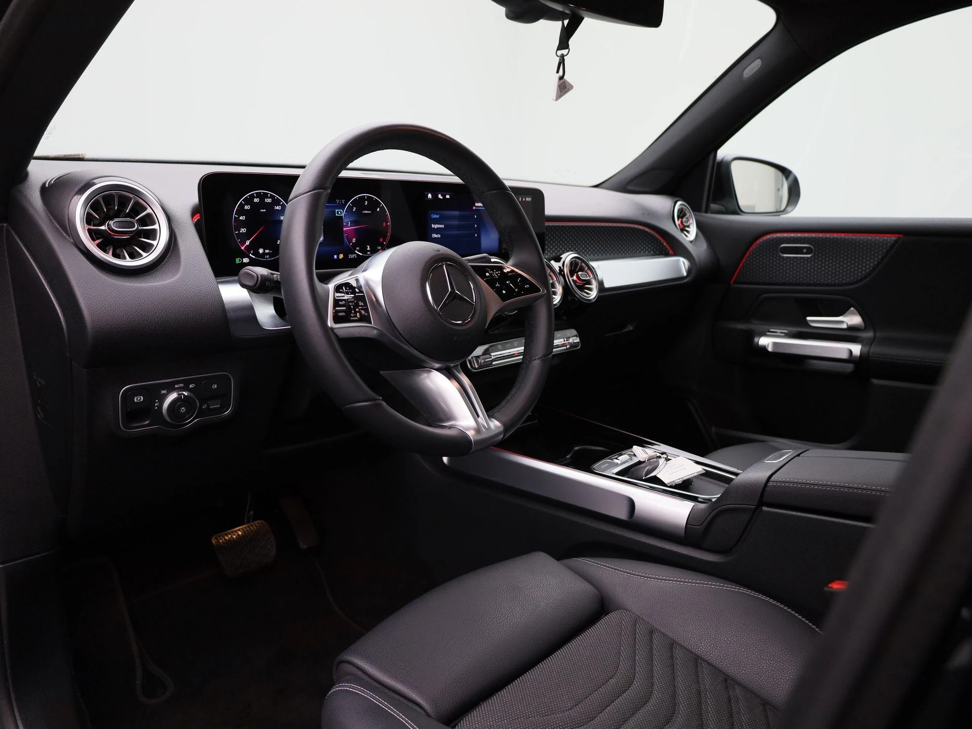 Mercedes-Benz-GLB-image-35