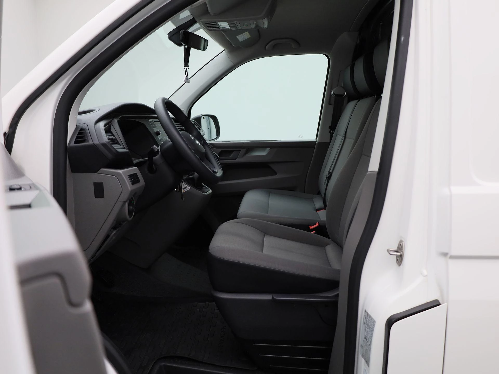 Volkswagen-Transporter-image-10