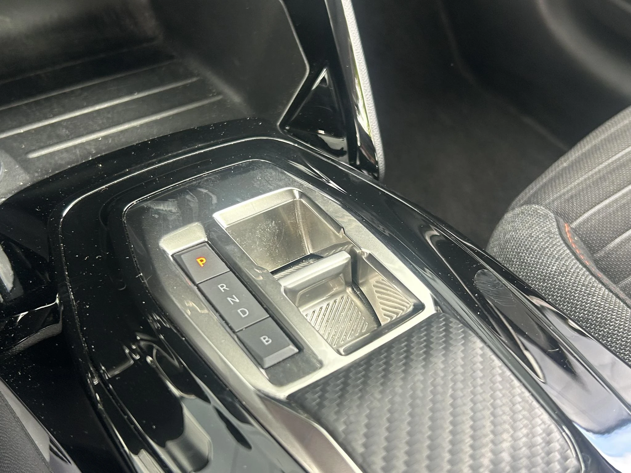 Peugeot-e-208-image-18