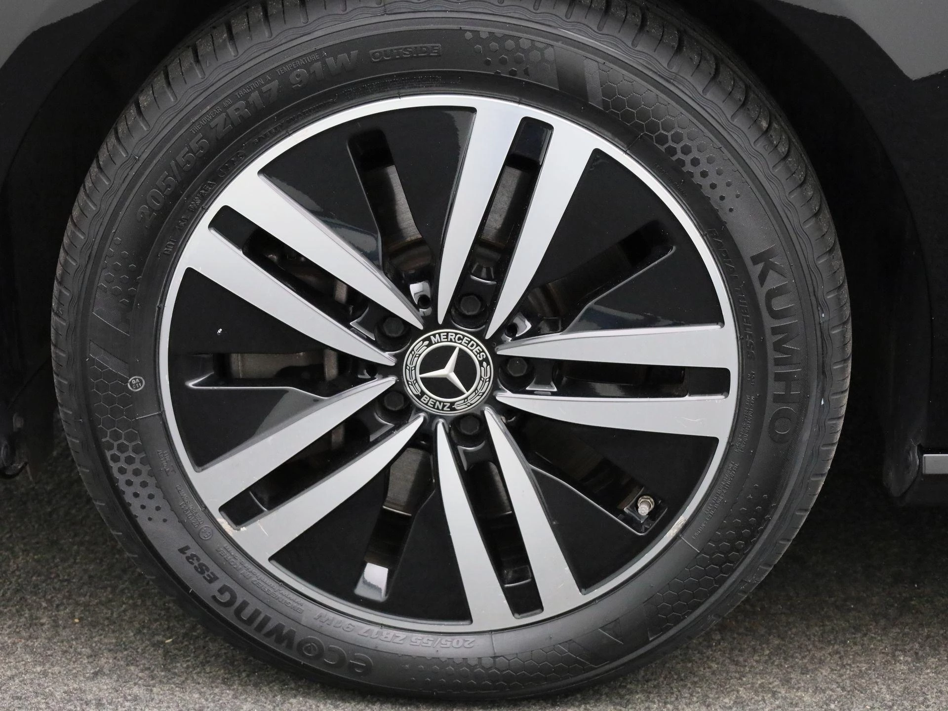 Mercedes-Benz-CLA-image-11