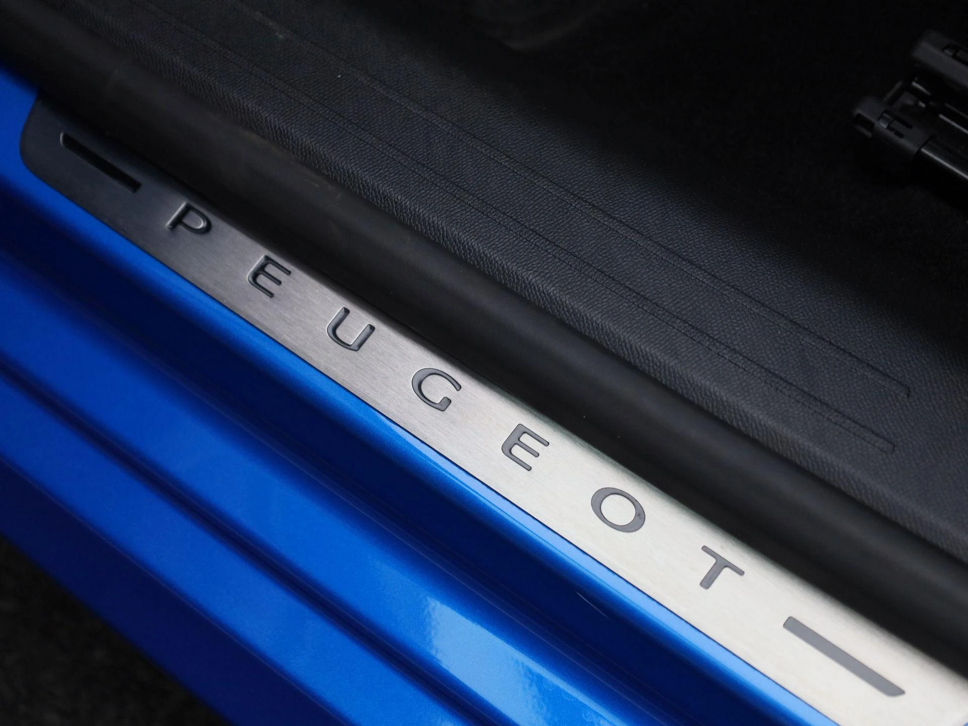 Peugeot-e-208-image-38
