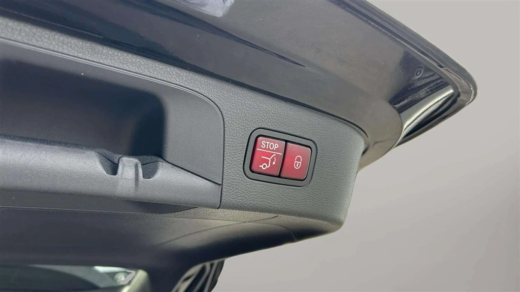 Mercedes-Benz-EQC-image-32