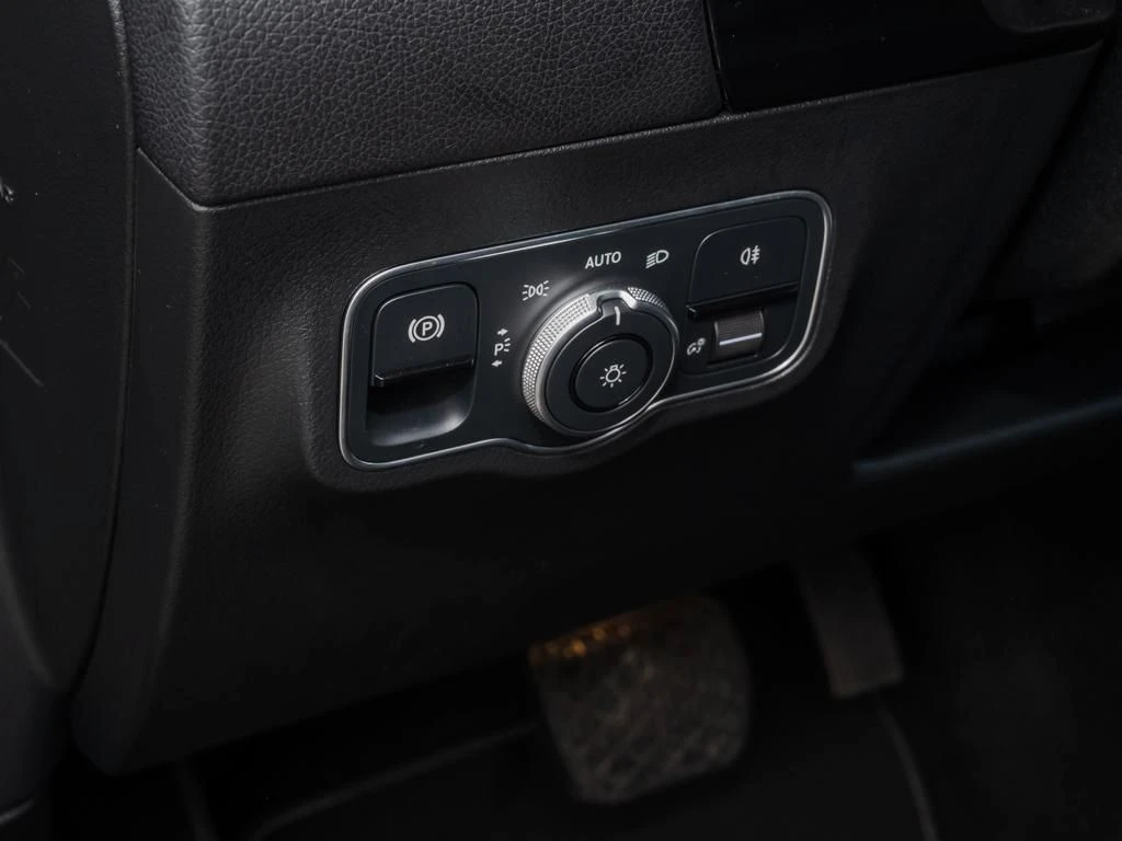 Mercedes-Benz-GLA 200-image-14