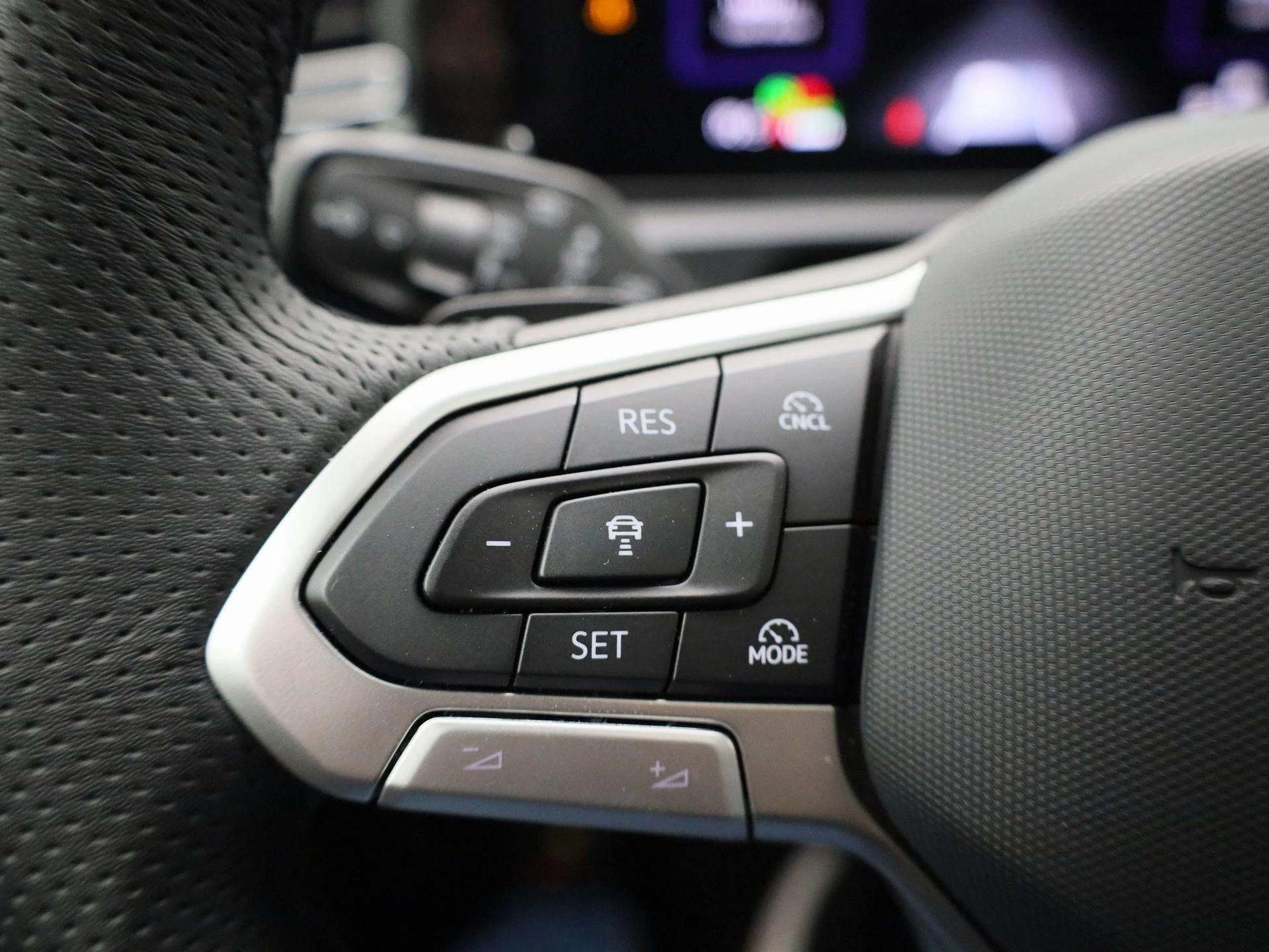 Volkswagen-Tiguan-image-23