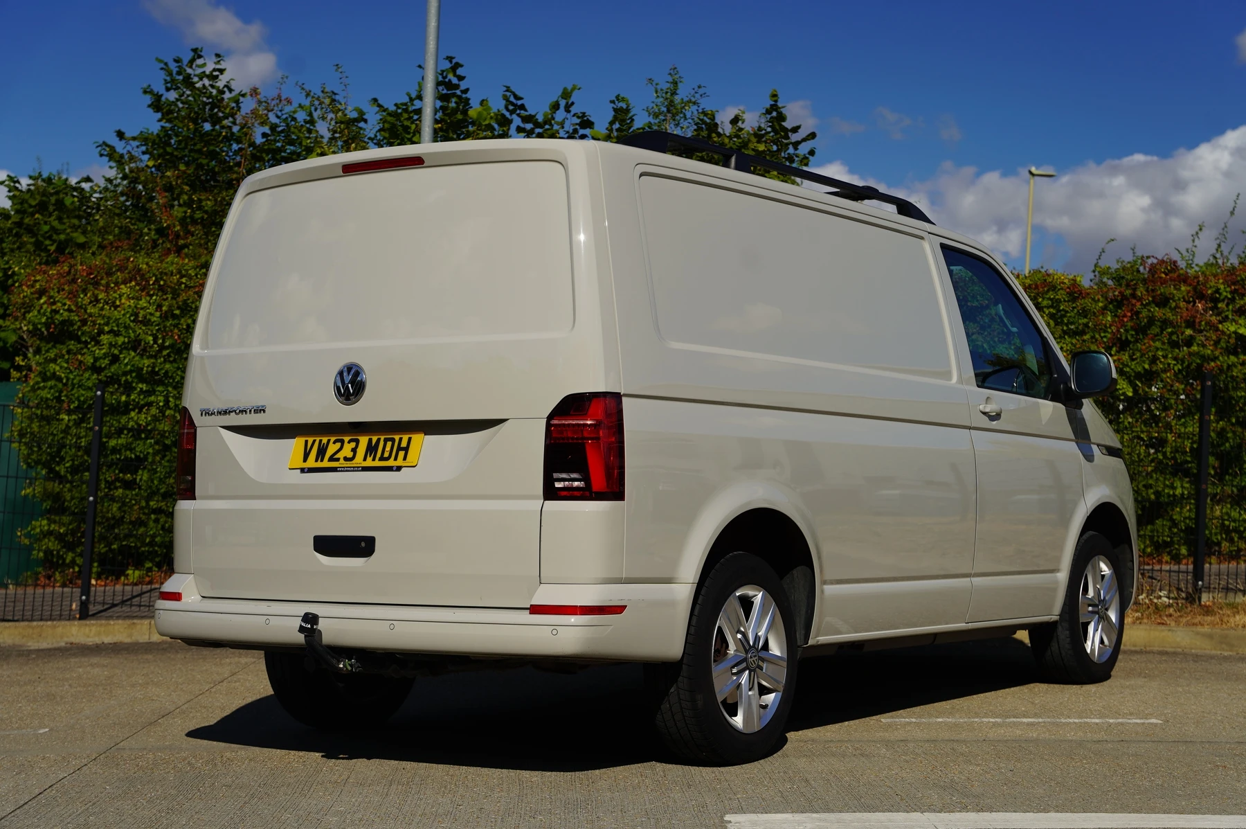 Volkswagen-Transporter-image-12