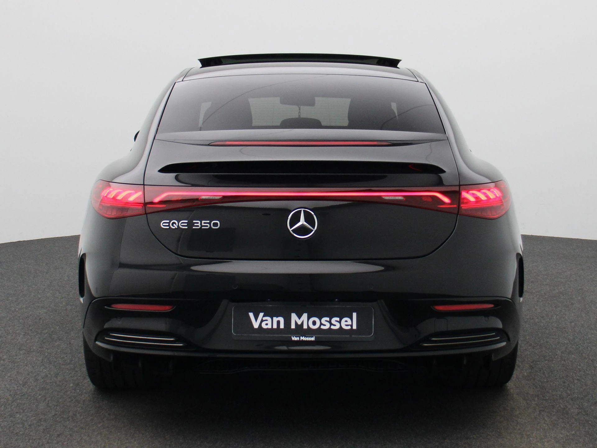 Mercedes-Benz-EQE-image-4