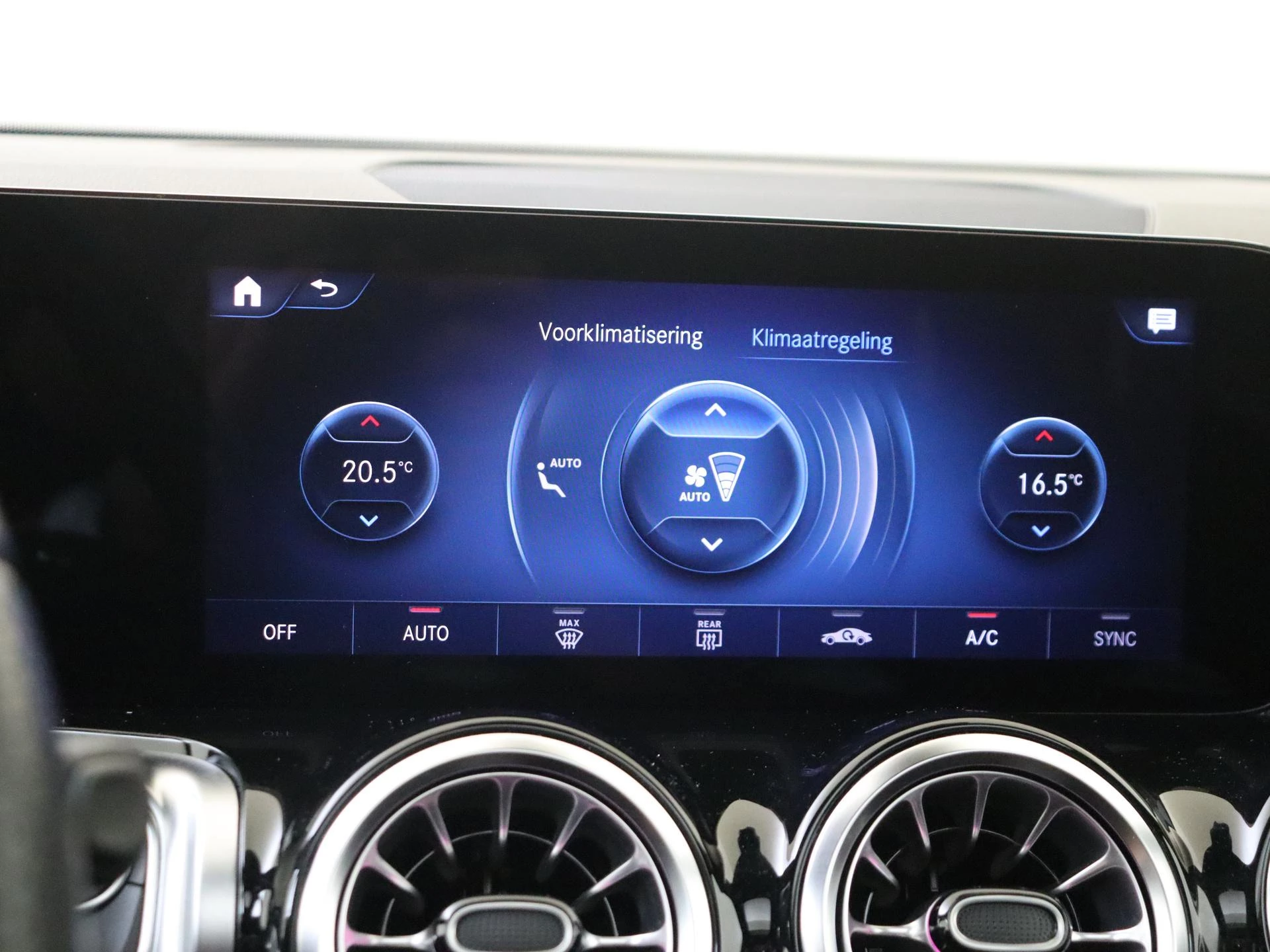 Mercedes-Benz-EQB-image-17